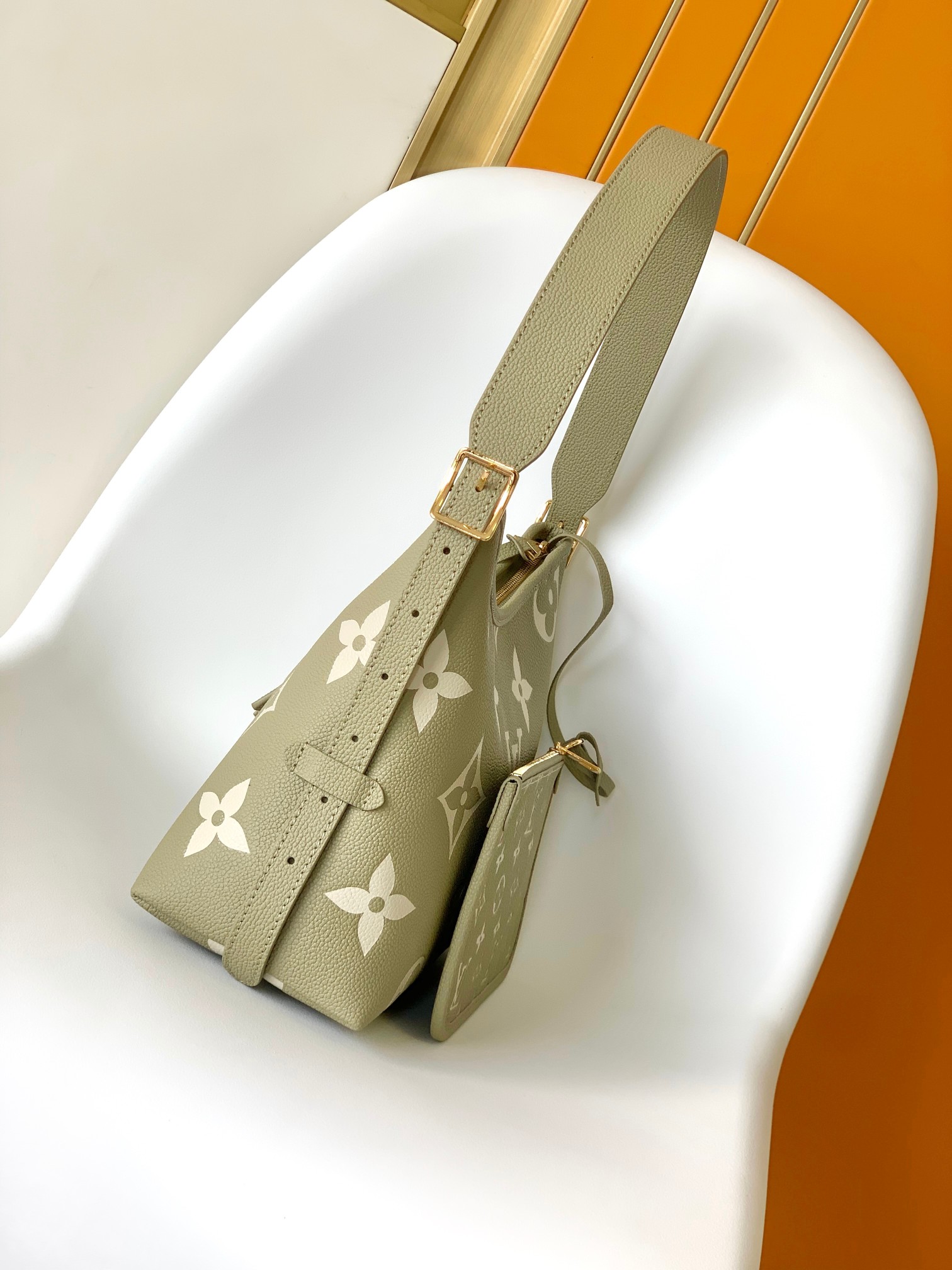 顶级原单✨M46672 M46288草绿 
本款 CarryAll 小号手袋为 Monogram Em
