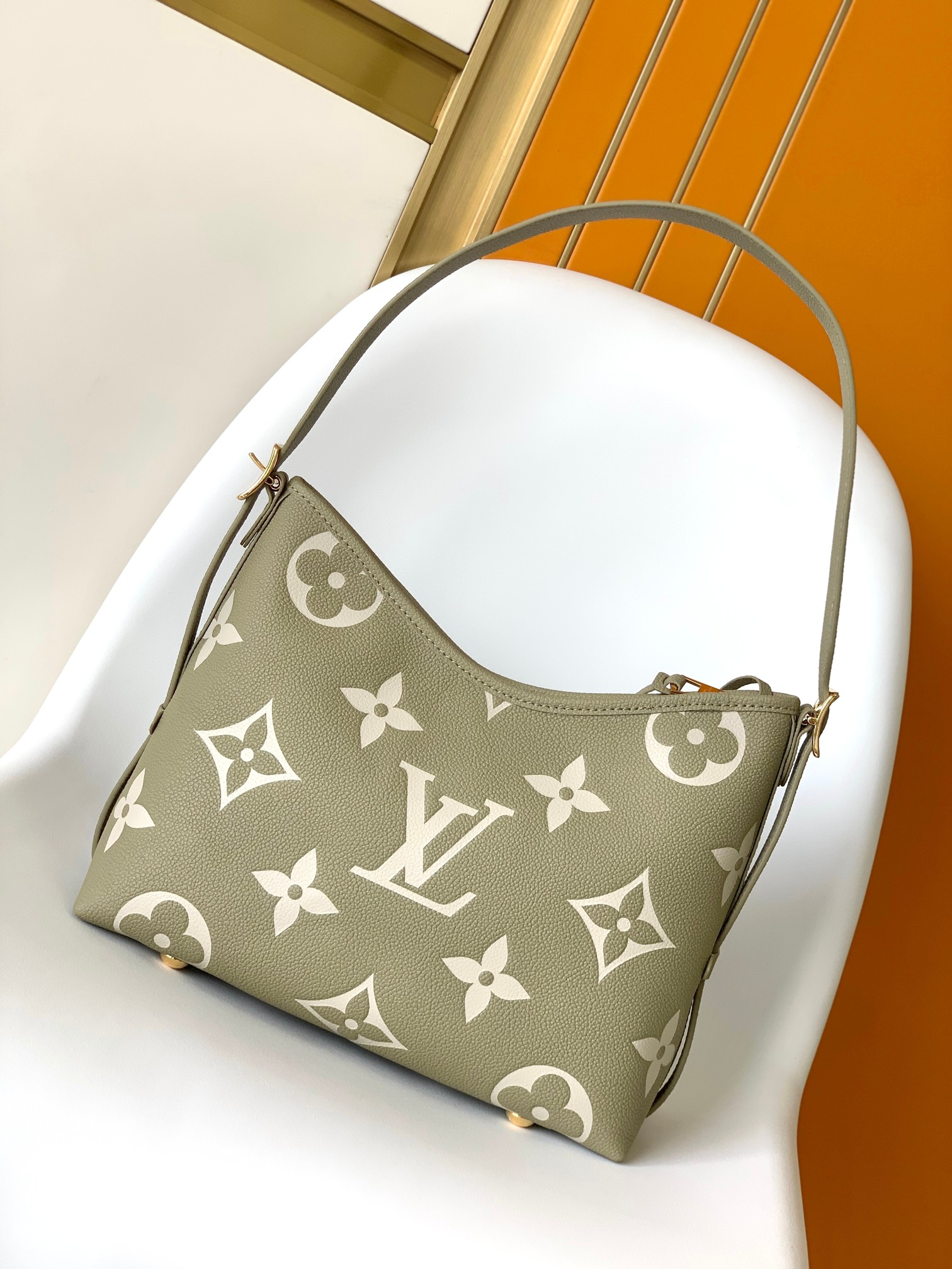  顶级原单✨M46672 M46288草绿 
本款 CarryAll 小号手袋为 Monogram Em