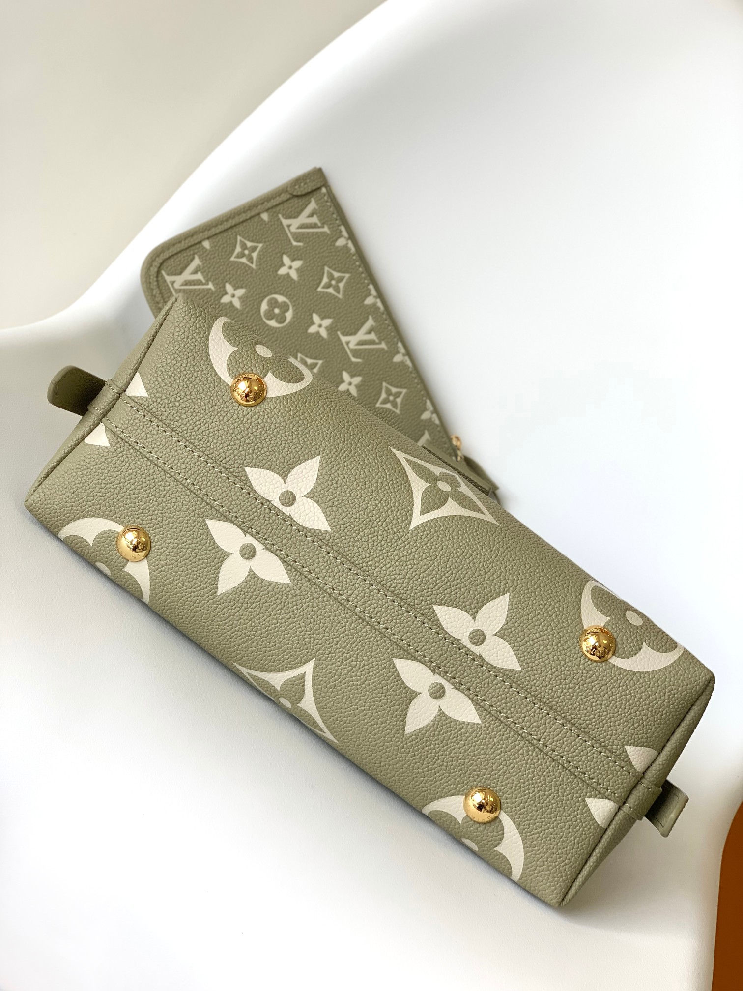  顶级原单✨M46672 M46288草绿 
本款 CarryAll 小号手袋为 Monogram Em