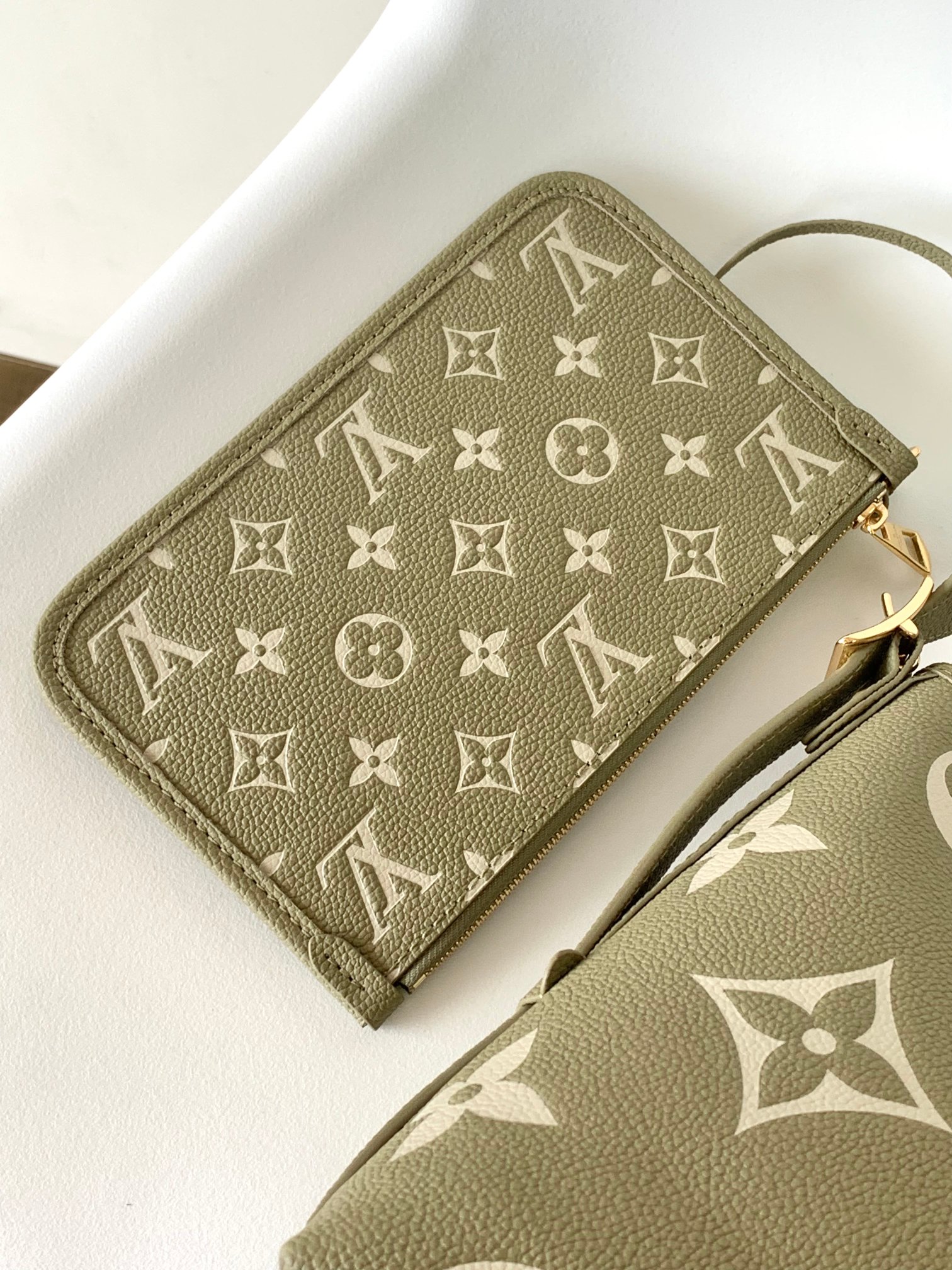 顶级原单✨M46672 M46288草绿 
本款 CarryAll 小号手袋为 Monogram Em