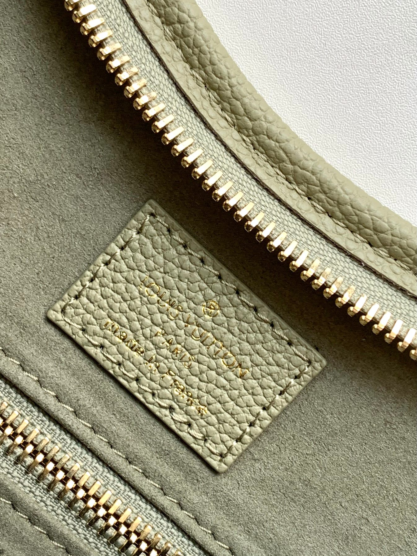  顶级原单✨M46672 M46288草绿 
本款 CarryAll 小号手袋为 Monogram Em