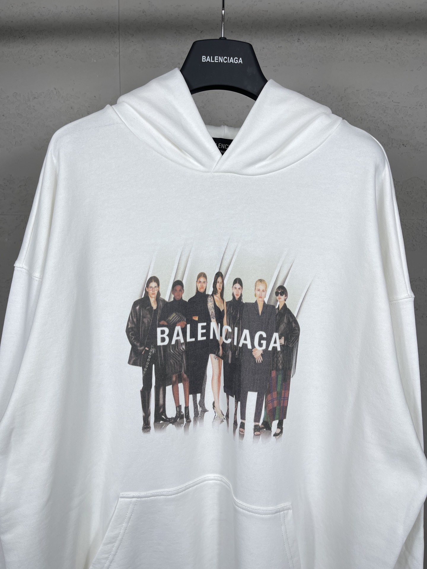 P140  实拍图【顶级版本.官网品质】                                  BALENCI*GA/巴黎世家.经典款. 22SS#BALENCI*GA#人像乐队直喷印花连帽卫衣.砖柜同步.面料采用巴黎ZP定织定染全棉大卫衣.克重450克，布面干净.布纹清晰，柔软舒适。螺纹釆用定织定染无色差。经典图案采用康丽直喷印花，无手感，效果立体，还原砖柜 .版型釆用OS宽松落肩版型. 男女同款

颜色：黑色.白色.中灰色
尺码：XS  S  M  L