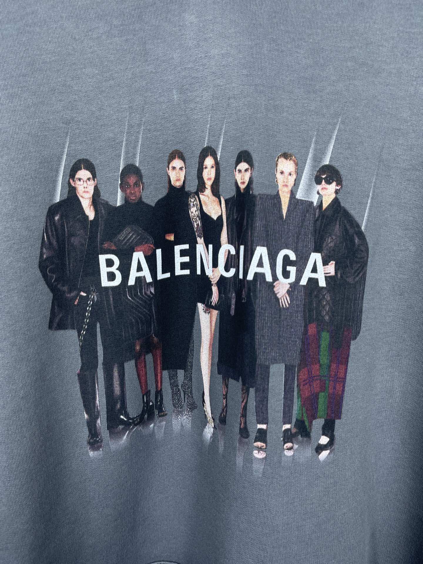 P140 实拍图【顶级版本.官网品质】                                  BALENCI*GA/巴黎世家.经典款. 22SS#BALENCI*GA#人像乐队直喷印花连帽卫衣.砖柜同步.面料采用巴黎ZP定织定染全棉大卫衣.克重450克，布面干净.布纹清晰，柔软舒适。螺纹釆用定织定染无色差。经典图案采用康丽直喷印花，无手感，效果立体，还原砖柜 .版型釆用OS宽松落肩版型. 男女同款

颜色：黑色.白色.中灰色
尺码：XS  S  M  L