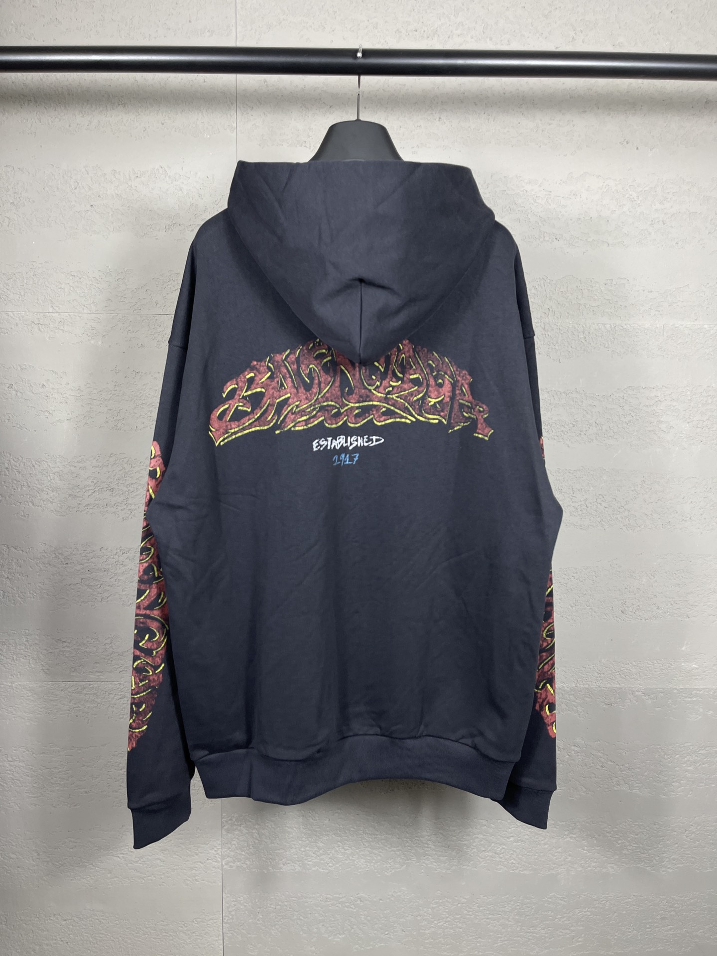 Balenciaga Paris 2024 Graffiti Flame Hoodie with Tweezers: Dark Grey Blue & Pink. - 图片 2