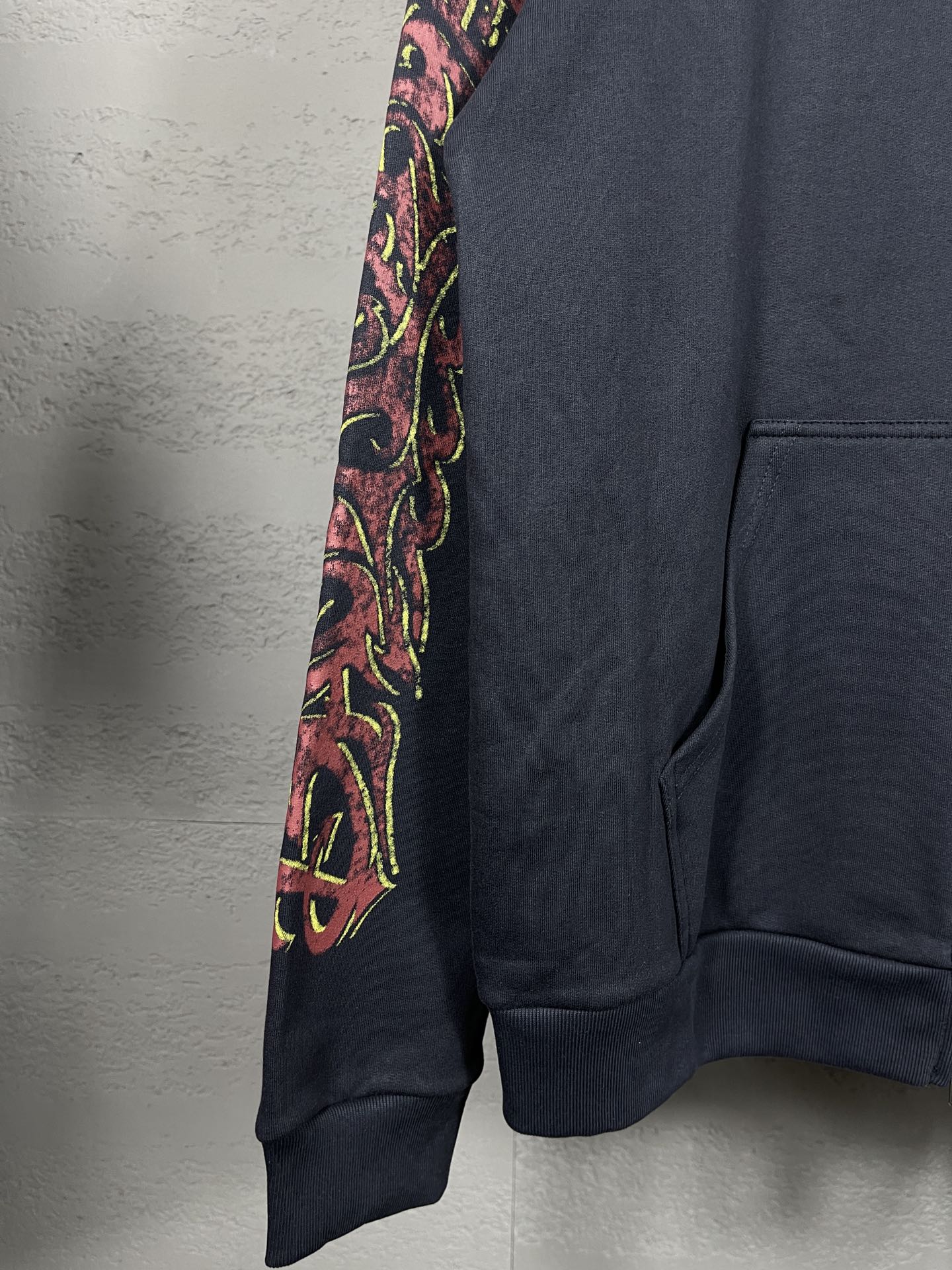 Balenciaga Paris 2024 Graffiti Flame Hoodie with Tweezers: Dark Grey Blue & Pink. - 图片 4