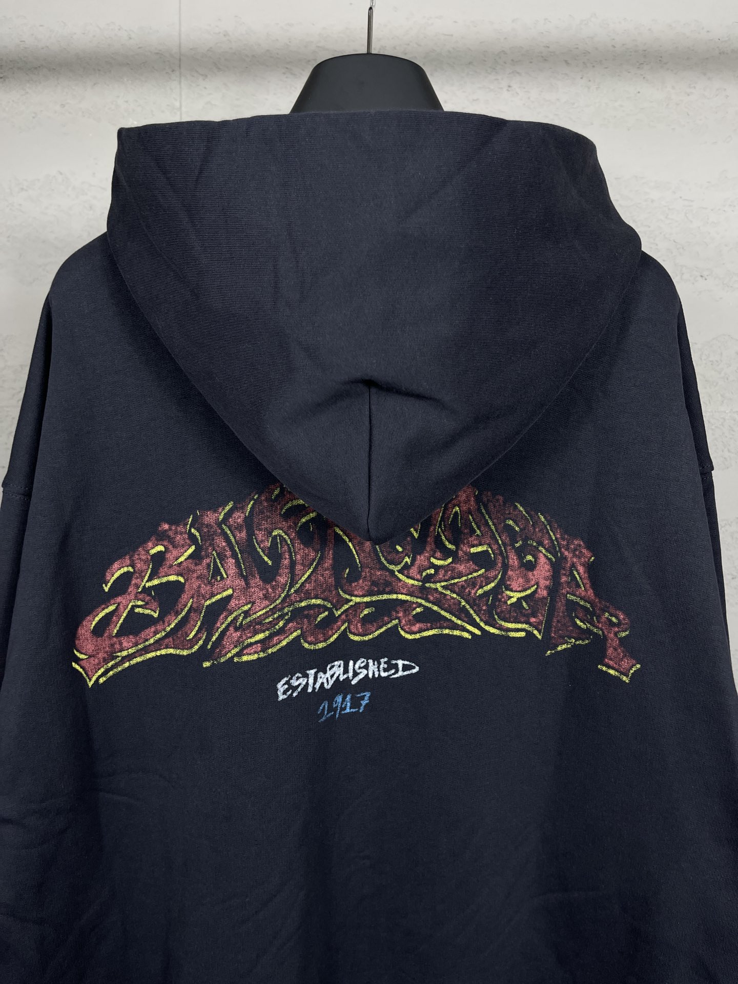 Balenciaga Paris 2024 Graffiti Flame Hoodie with Tweezers: Dark Grey Blue & Pink. - 图片 9