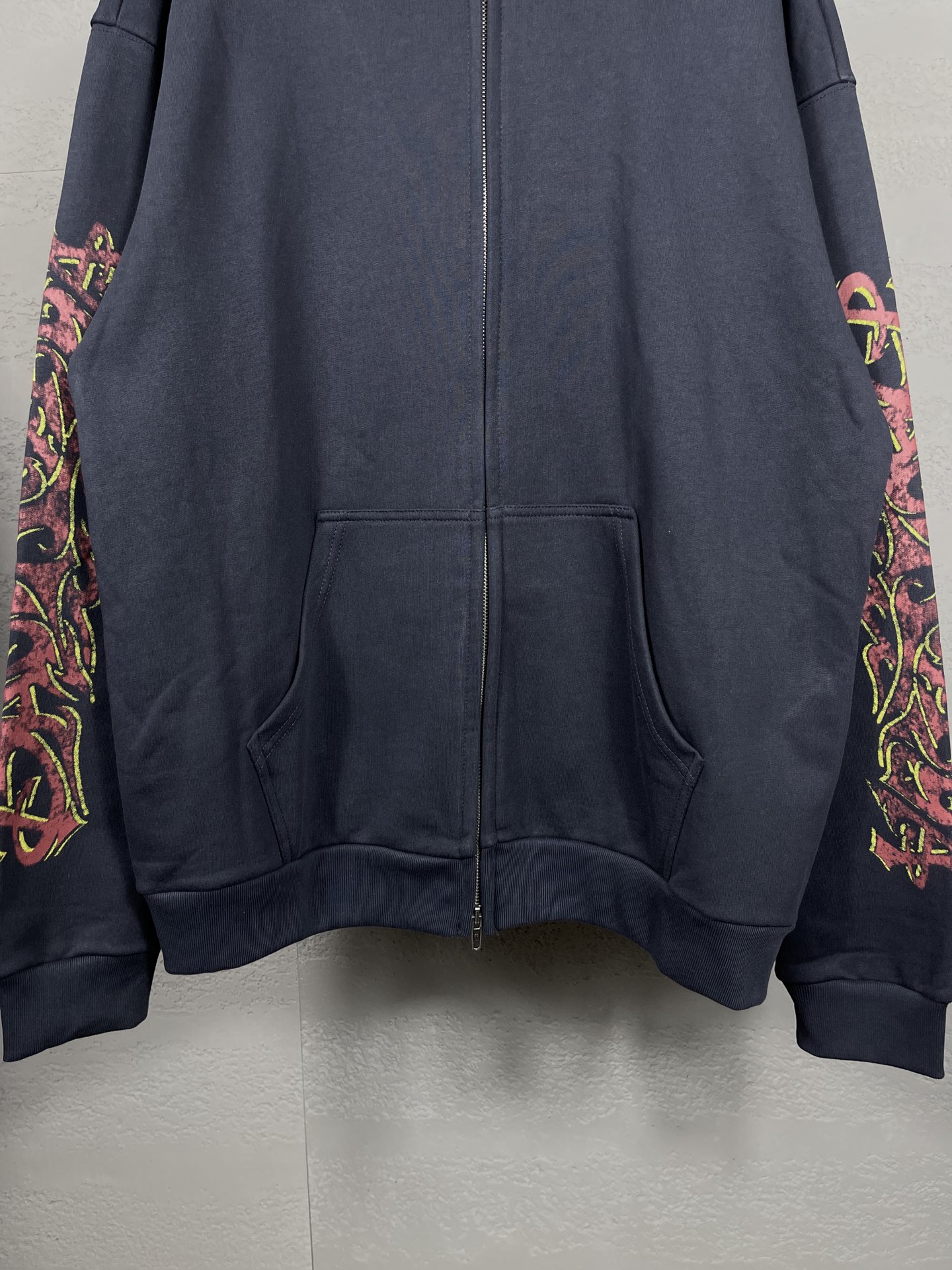 Balenciaga Paris 2024 Graffiti Flame Hoodie with Tweezers: Dark Grey Blue & Pink. - 图片 5