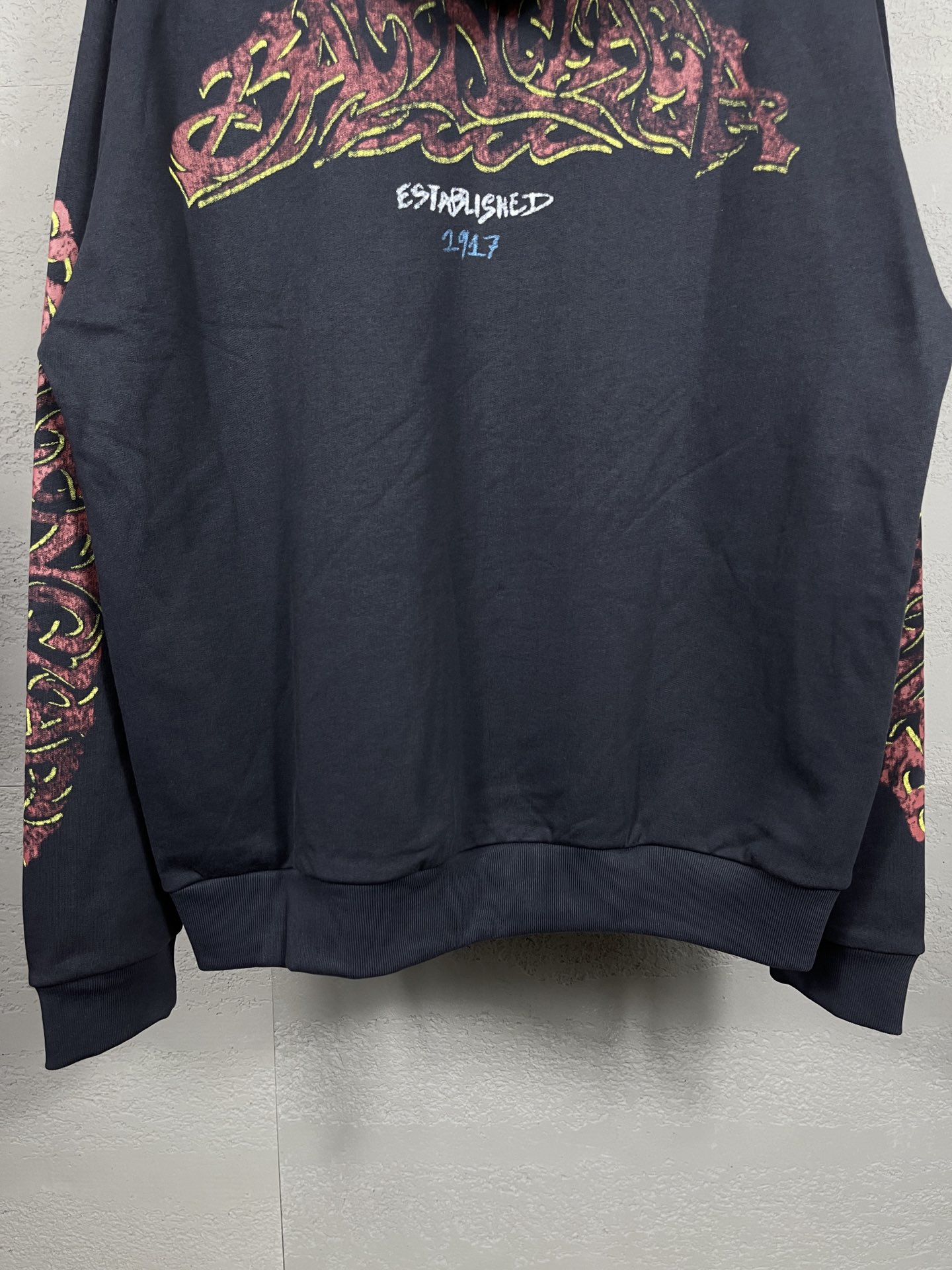 Balenciaga Paris 2024 Graffiti Flame Hoodie with Tweezers: Dark Grey Blue & Pink. - 图片 8