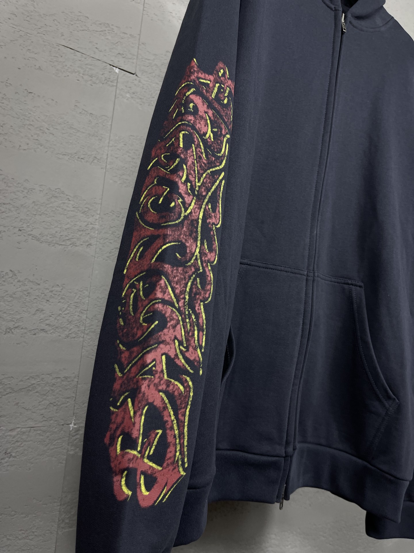 Balenciaga Paris 2024 Graffiti Flame Hoodie with Tweezers: Dark Grey Blue & Pink. - 图片 7