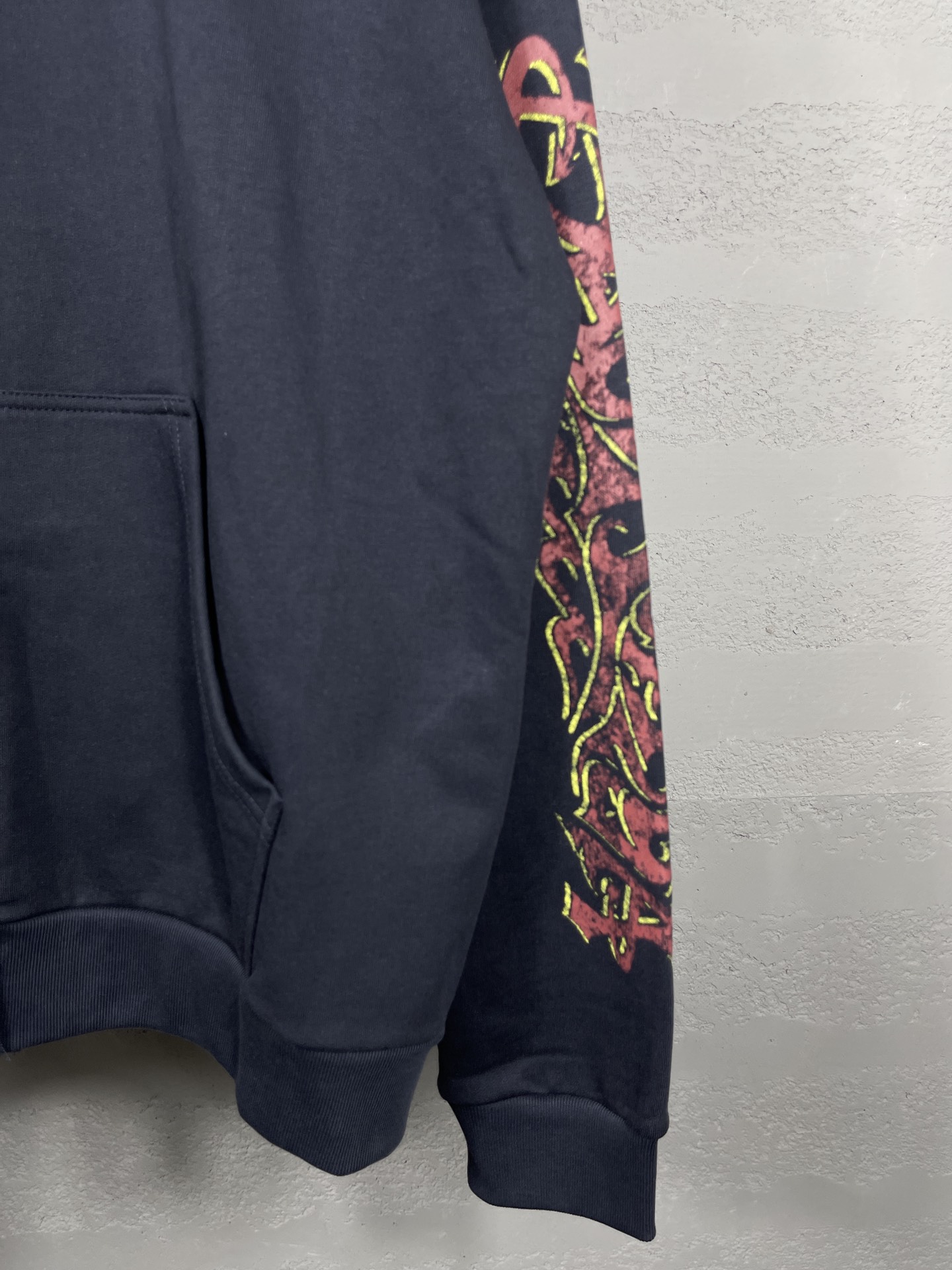 Balenciaga Paris 2024 Graffiti Flame Hoodie with Tweezers: Dark Grey Blue & Pink. - 图片 6