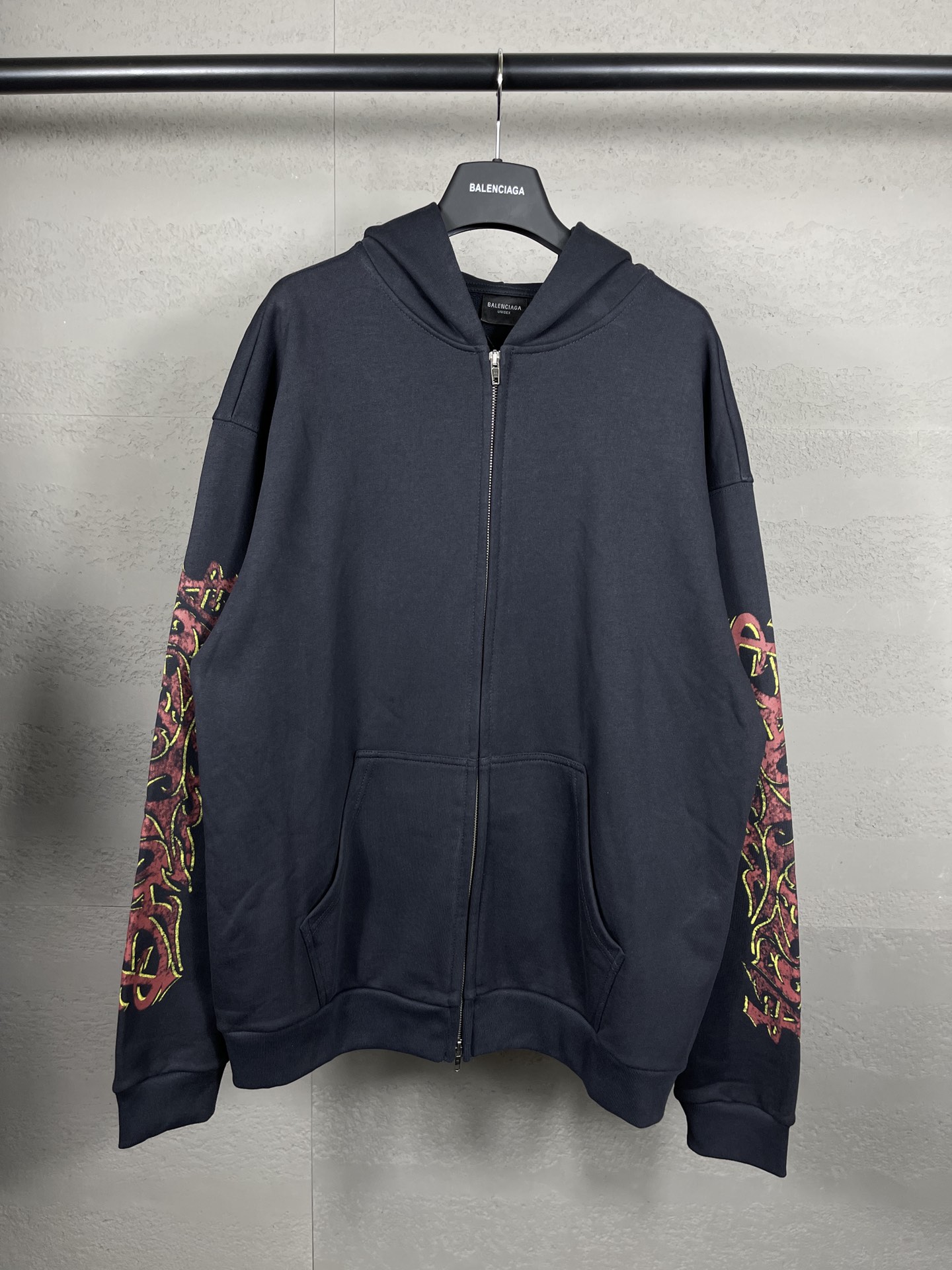 Balenciaga Paris 2024 Graffiti Flame Hoodie with Tweezers: Dark Grey Blue & Pink. - 图片 1