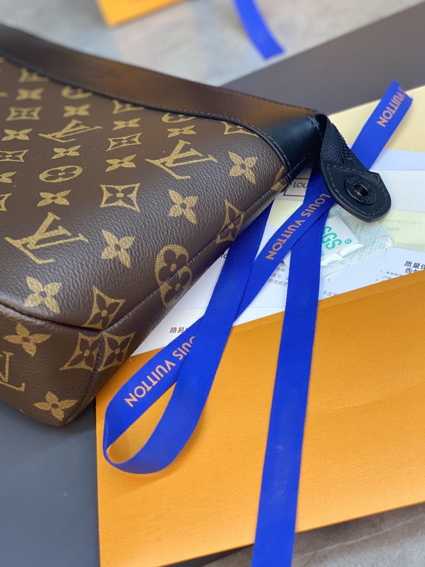 以圆润笔触勾勒经典 Pochette Voyage 手拿包线条 8