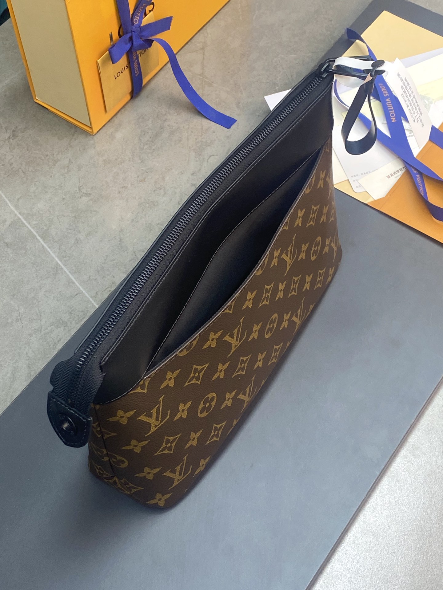 以圆润笔触勾勒经典 Pochette Voyage 手拿包线条 7