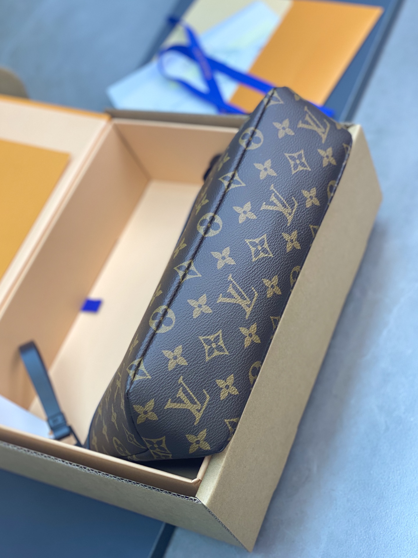 以圆润笔触勾勒经典 Pochette Voyage 手拿包线条 4
