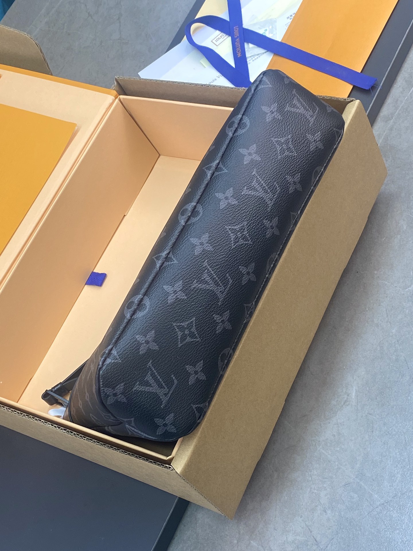以圆润笔触勾勒经典 Pochette Voyage 手拿包线条 4