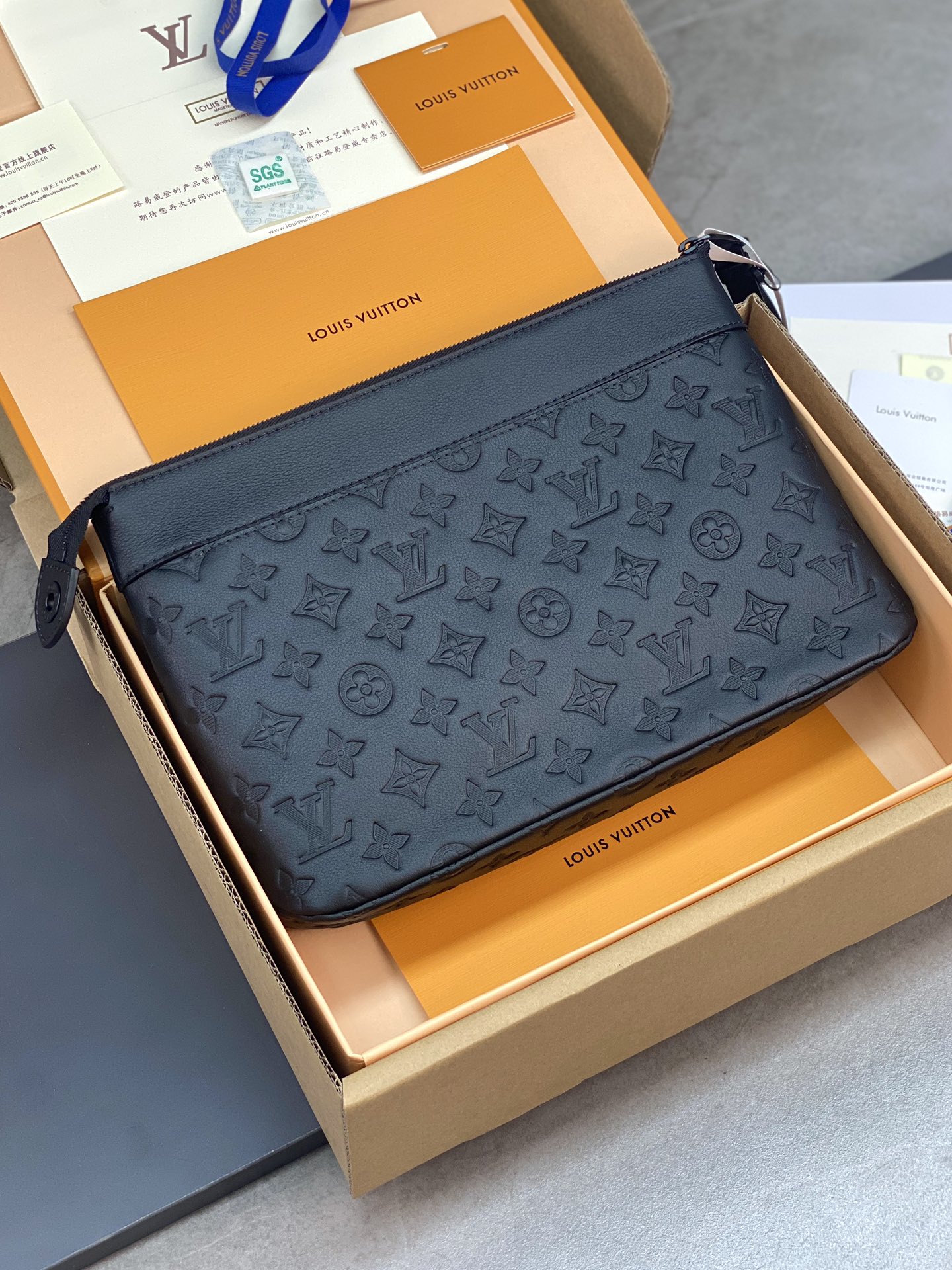 POCHETTE VOYAGE SOUPLE 手拿包 Pochette Voyage Souple 手拿包为 Monogram Shadow 2