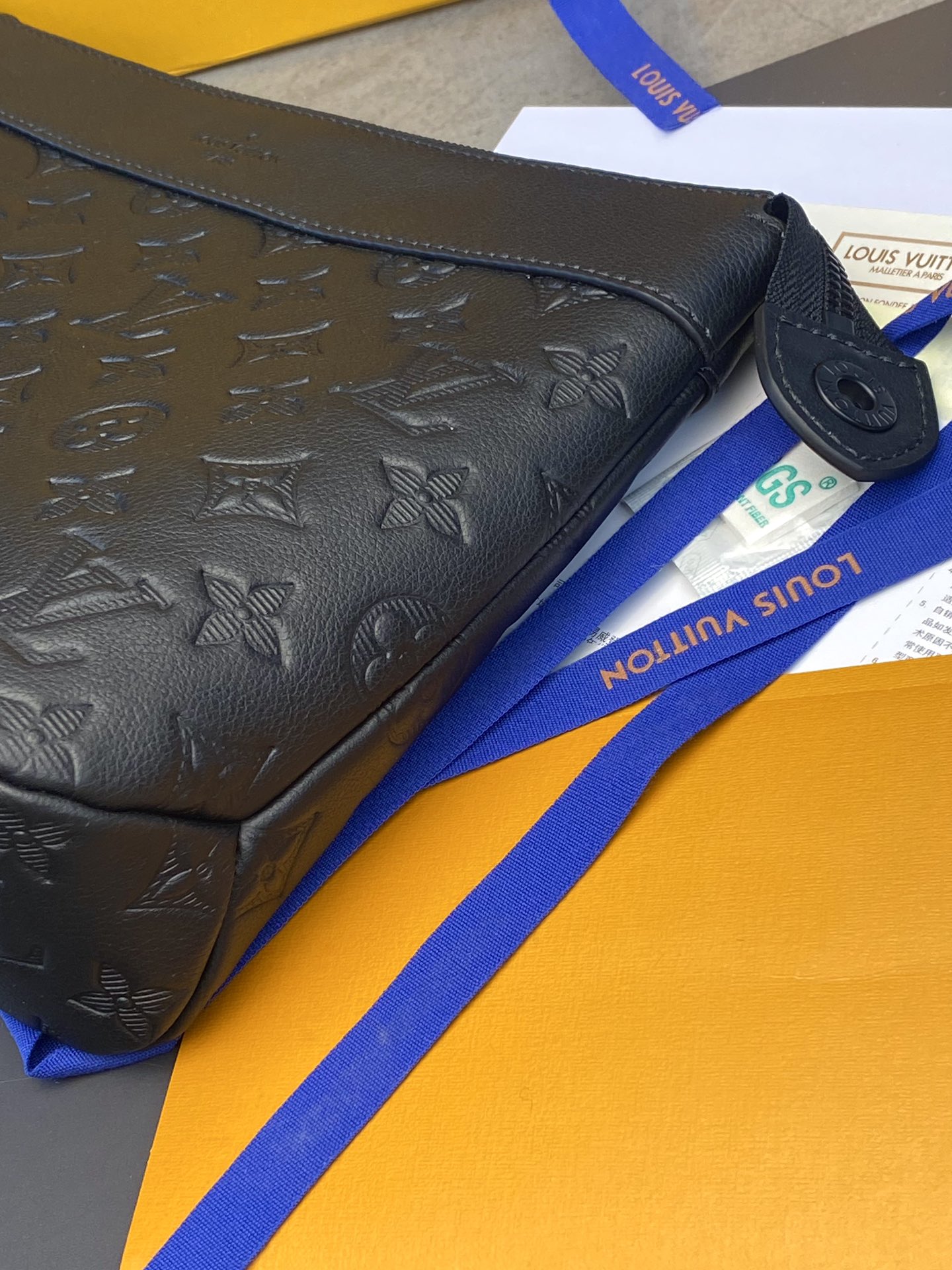 POCHETTE VOYAGE SOUPLE 手拿包 Pochette Voyage Souple 手拿包为 Monogram Shadow 8