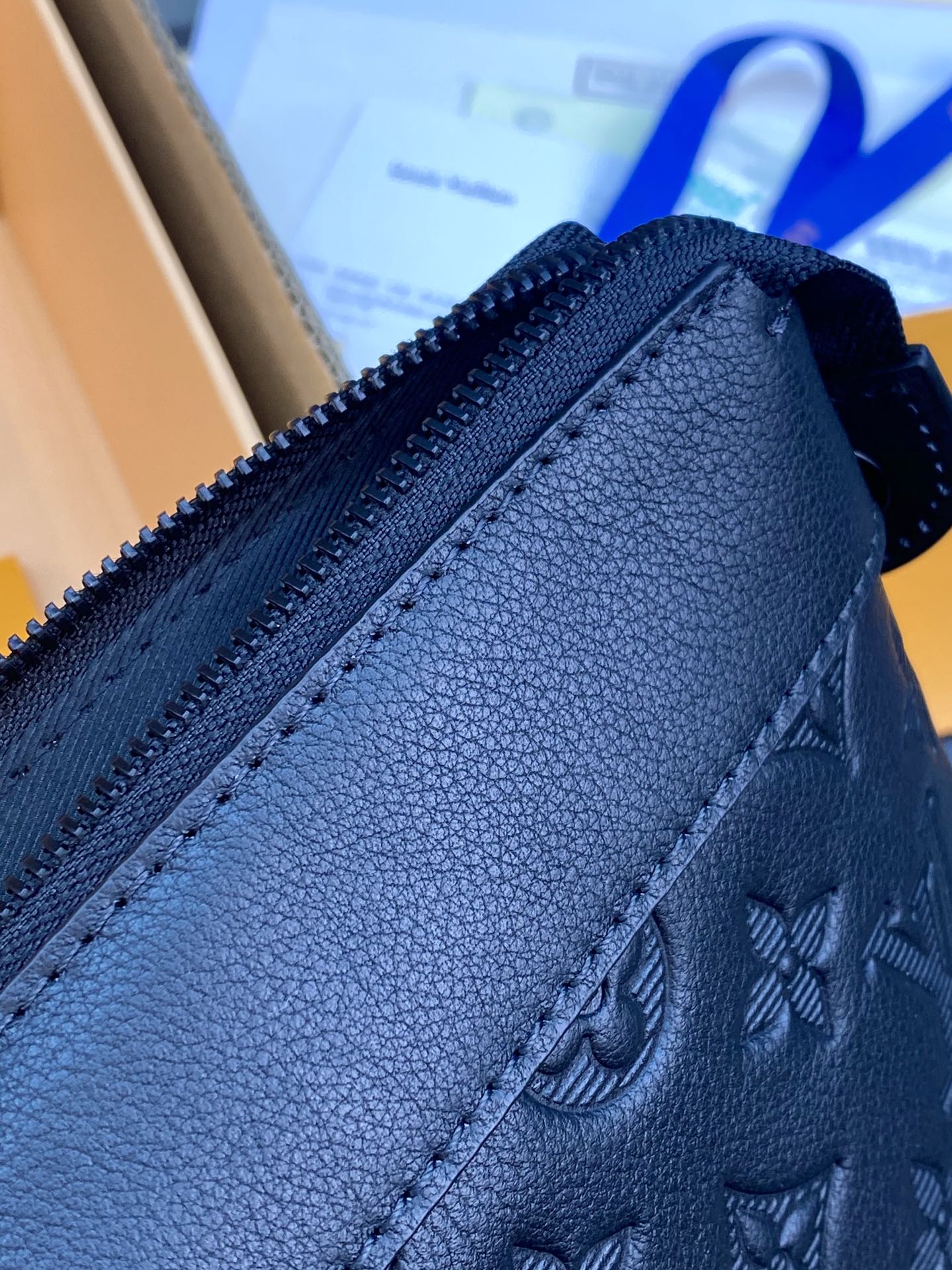 POCHETTE VOYAGE SOUPLE 手拿包 Pochette Voyage Souple 手拿包为 Monogram Shadow 5