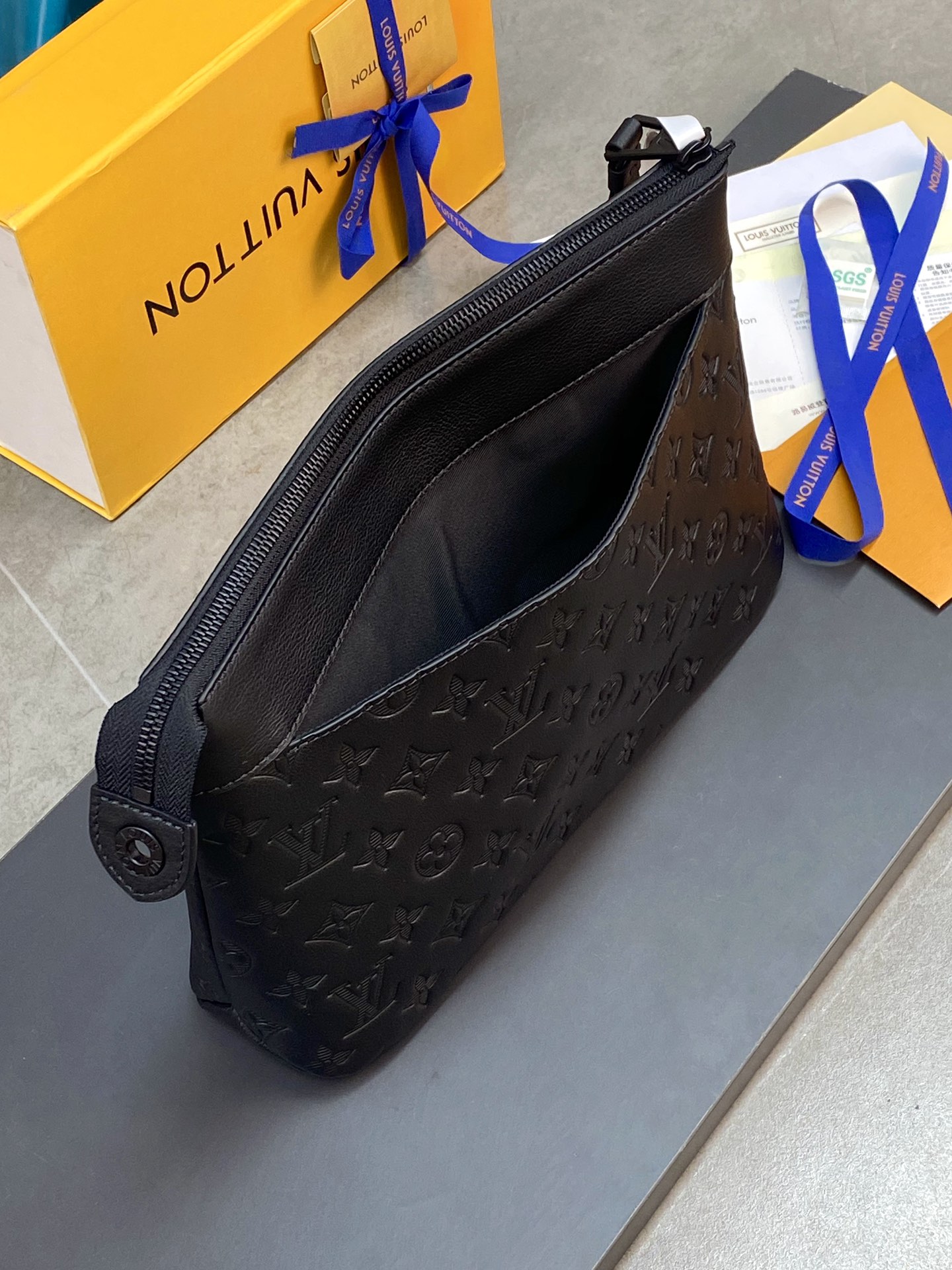 POCHETTE VOYAGE SOUPLE 手拿包 Pochette Voyage Souple 手拿包为 Monogram Shadow 7