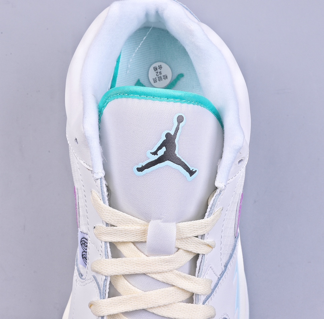 290💰 放店私
Air Jordan Stadium AJ90 潮流运动板鞋  充满了对TinkerHathield 原创设计的致敬 包括中足网状面板、前足外侧的鲨鱼齿轮廓、加垫鞋领和 NK Air 鞋跟品牌 鞋子本身采用网眼、皮革和绒面革材料混合制成 散发出现代美感 并配备了该品牌全新的 Formula 23 足底缓震技术 AirJordan Stadium 90 鞋舌标签在鞋舌内侧印有“Flight”字样 完善了设计 ！
货号：FV2624-151
尺码：36 36.5 37.5 38 38.5 39 40 40.5 41 42 42.5 43 44 44.5 45 46 47.5