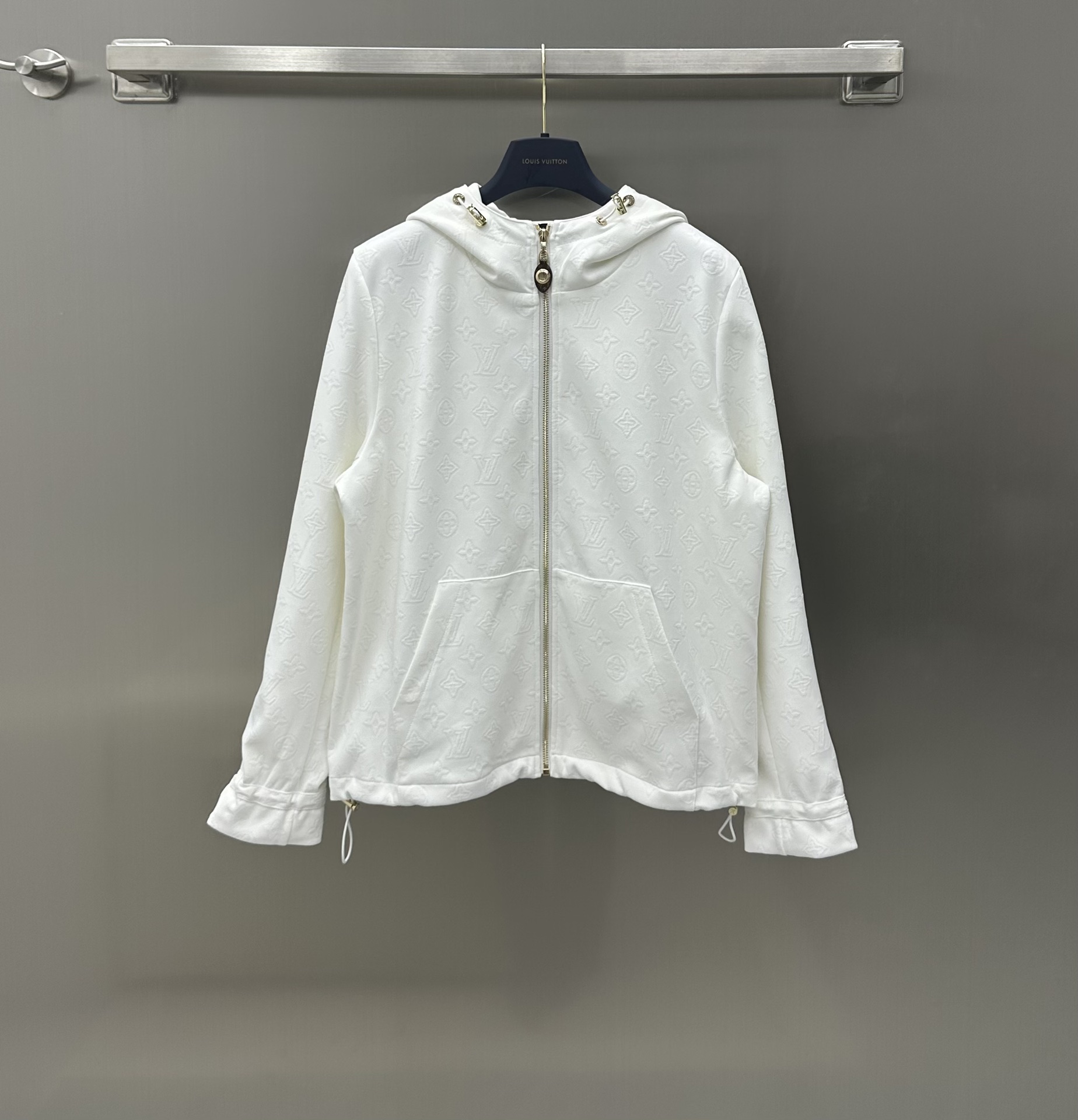 NO:696762,Louis Vuitto* New arrivals, hooded zipper sweatshirt suit, custom-made YB imported raw cotton material, all-over jacquard texture, hooded zipper sweatshirt jacket, fashionable and slimming, matched with all-over jacquard straight trousers, suit design, effortless dressing on the upper body, YB mold-opening adjustment metal buckle, you can adjust the circumference of the hat hem at will, wear according to your needs, overall coordinated and fashionable, white is clean and refreshing, black is versatile and slimming, essential fashionable suit for autumn and winter, suitable for both men and women, effortless dressing  High version 2 colors,,louis vuitton,hoodie,sweatshirts,jackets & coats,hats,19860909Louis Vuitto* 新品上架连帽拉链卫衣套装定制YB进口原生棉材质 满印提花肌理 连帽拉链卫衣外套 时髦显瘦 搭配满印提花直筒长裤 套装设计 上身不费力穿搭 YB开模调节金属扣 可随意调节帽子下摆围度 按照需求穿搭 整体协调时髦 白色干净清爽 黑色百搭显瘦 秋冬必不可少时髦套装 男女均可 不费力穿搭  高版本2色,,louis vuitton,hoodie,sweatshirts,jackets & coats,hats,,Women's clothing