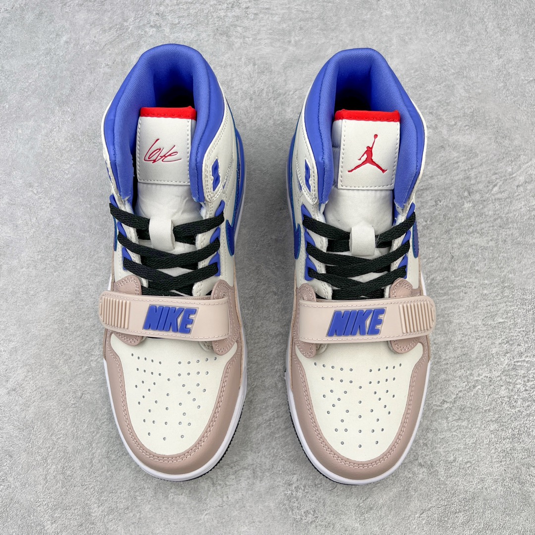 图片[2]-💰220 ＃KZ神版 Air Jordan Legacy AJ312 High 高帮复古篮球鞋 情人节米粽蓝 FD4332-141 市场最强独一档产物 全套原纸板楦头开发 原厂大底磨具加持立体防滑纹理 原档数据后跟TPU子母扣魔术贴 原装可视Air Sole气垫 原汁原味最完美的312代版型 唯一正确鞋头趴度弧度高度鞋身腰线 进口港宝加持 后跟自然饱满 全鞋荧光划线卡点 追求极致完美 每一双都是工艺品 多重QC质检 超越公司货的品控标准 实实在在的免检产品 鞋身采用了皮革材质打造 横跨鞋面的魔术贴十分吸睛 侧面的Swoosh Logo的一部分被鞋面遮挡了一部分 颇具玩味 魔术贴上标有NK标识 而鞋舌上是Jordan的经典红色飞翼Logo 后跟和鞋底均采用了AJ3的设计 后跟上同样也使用了经典的爆裂纹图案 SIZE：36 36.5 37.5 38 38.5 39 40 40.5 41 42 42.5 43 44 44.5 45 46 47.5 编码：by2936090-运动鞋