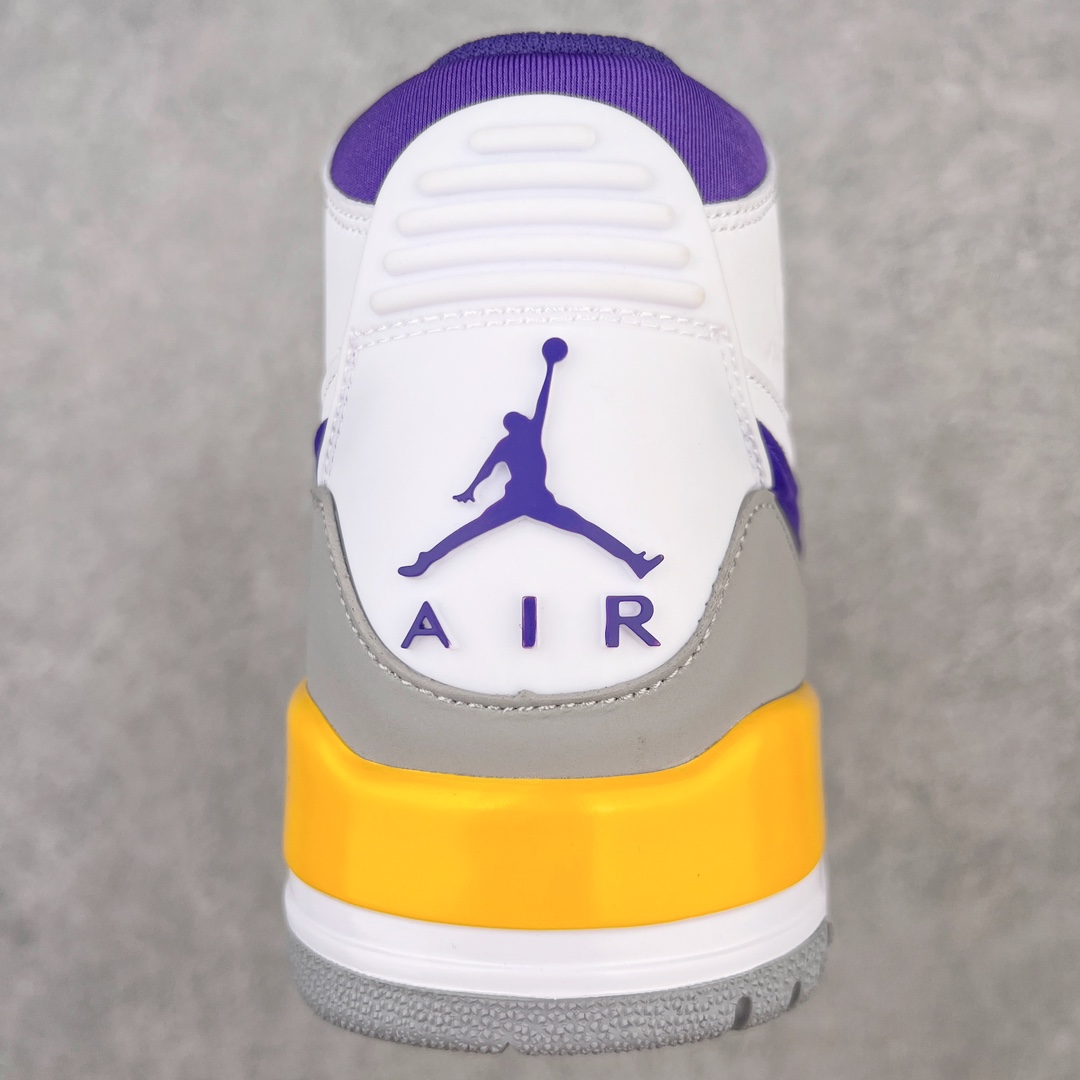 图片[8]-💰220 ＃KZ神版 Air Jordan Legacy AJ312 High 高帮复古篮球鞋 湖人白紫 AV3922-157 市场最强独一档产物 全套原纸板楦头开发 原厂大底磨具加持立体防滑纹理 原档数据后跟TPU子母扣魔术贴 原装可视Air Sole气垫 原汁原味最完美的312代版型 唯一正确鞋头趴度弧度高度鞋身腰线 进口港宝加持 后跟自然饱满 全鞋荧光划线卡点 追求极致完美 每一双都是工艺品 多重QC质检 超越公司货的品控标准 实实在在的免检产品 鞋身采用了皮革材质打造 横跨鞋面的魔术贴十分吸睛 侧面的Swoosh Logo的一部分被鞋面遮挡了一部分 颇具玩味 魔术贴上标有NK标识 而鞋舌上是Jordan的经典红色飞翼Logo 后跟和鞋底均采用了AJ3的设计 后跟上同样也使用了经典的爆裂纹图案 SIZE：36 36.5 37.5 38 38.5 39 40 40.5 41 42 42.5 43 44 44.5 45 46 47.5 编码：by2936090-运动鞋