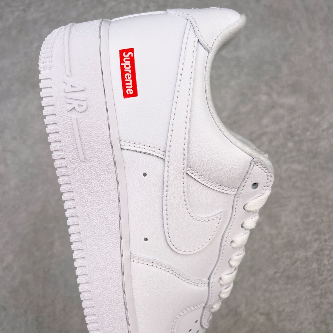 图片[6]-零售💰240 ＃G版纯原 Supreme X NK AIR Force 1 Low 空军一号联名 白红 CU9225-100 同步官方2022全新版本 全新翻盖原盒配件 不规则波浪大底咬花 全鞋电脑针车 工整有序 视觉效果满分 原厂拉帮手法 标准四线 密度针距针孔大小控制到位 原装反口里网布海绵 正确卡色网眼大小 新版鞋撑改用纸团代替 原厂港宝加持完美还原灵魂版型 原盒原配从里到外百分百还原 原厂全头层原厂皮料 原标原盒 内置Sole气垫 中底白色背胶 中底划线 已经无限的接近公司 原厂楦头 原厂刺绣 后跟弧度修正 独家私模最大开发到48.5 尺码：35.5 36 36.5 37.5 38 38.5 39 40 40.5 41 42 42.5 43 44 44.5 45 46 47.5 48.5 编码：by2936040-运动鞋