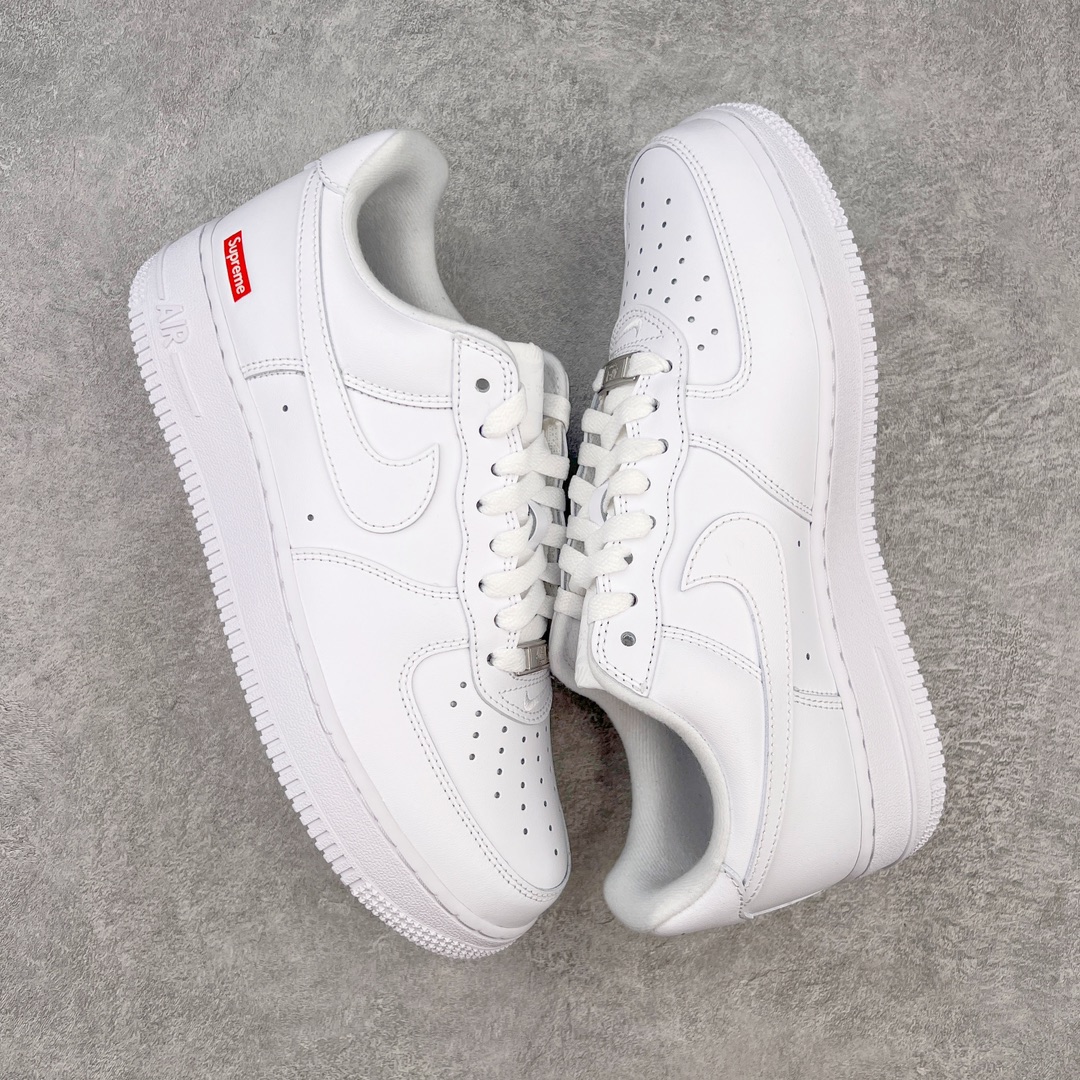 图片[3]-零售💰240 ＃G版纯原 Supreme X NK AIR Force 1 Low 空军一号联名 白红 CU9225-100 同步官方2022全新版本 全新翻盖原盒配件 不规则波浪大底咬花 全鞋电脑针车 工整有序 视觉效果满分 原厂拉帮手法 标准四线 密度针距针孔大小控制到位 原装反口里网布海绵 正确卡色网眼大小 新版鞋撑改用纸团代替 原厂港宝加持完美还原灵魂版型 原盒原配从里到外百分百还原 原厂全头层原厂皮料 原标原盒 内置Sole气垫 中底白色背胶 中底划线 已经无限的接近公司 原厂楦头 原厂刺绣 后跟弧度修正 独家私模最大开发到48.5 尺码：35.5 36 36.5 37.5 38 38.5 39 40 40.5 41 42 42.5 43 44 44.5 45 46 47.5 48.5 编码：by2936040-运动鞋