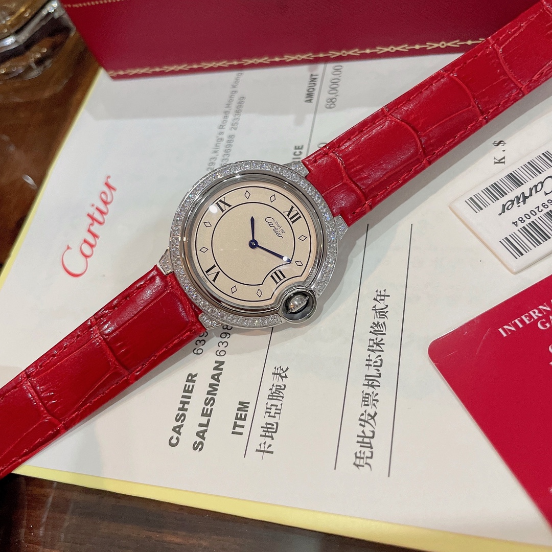 【💰380】🍀卡地亚蓝气球新款女表系列！此款腕表勃艮第的深酒红颜色调介与神秘的酒红和复古的棕色之间表盘 很高级耐看的颜色，这款腕表具有弄厚的古典大气感，没有任何刻度，设计大气且耐看，瑞士石英机芯尺寸36mm 中古美表不仅满满的vintage韵味，而且一点也不过时 气质入手🍀🍀🍀