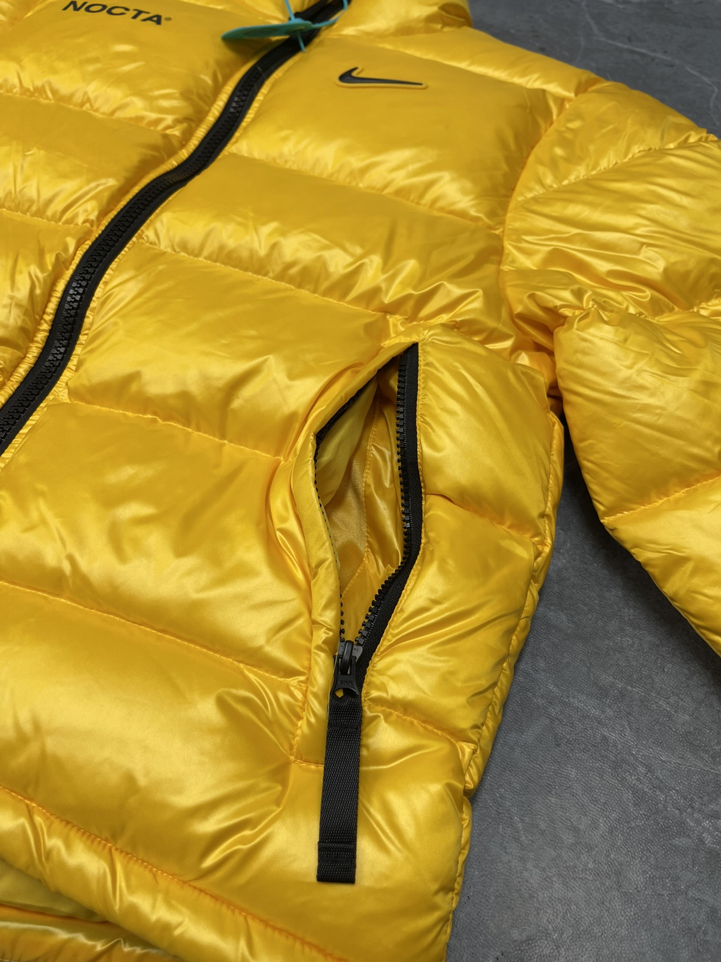 💰390 🔥Nike x Drake Nocta 系列联名立领公鸭羽绒服，王一博同款，
充绒达480克 ，定制YKK拉链，拉链带锁扣，（注意⚠️防伪扣拆下不退换‼️‼️）
所有细节全部到位！从拉链到印花，到后领标、主标、树胶logo！完全一比一订制！
颜色：黑色 黄色
尺码：  S    M    L   XL
衣长： 63  65  67  69
胸围：116 119 122 126
肩宽：47.5 49  50  51
袖长： 66  68  69  70