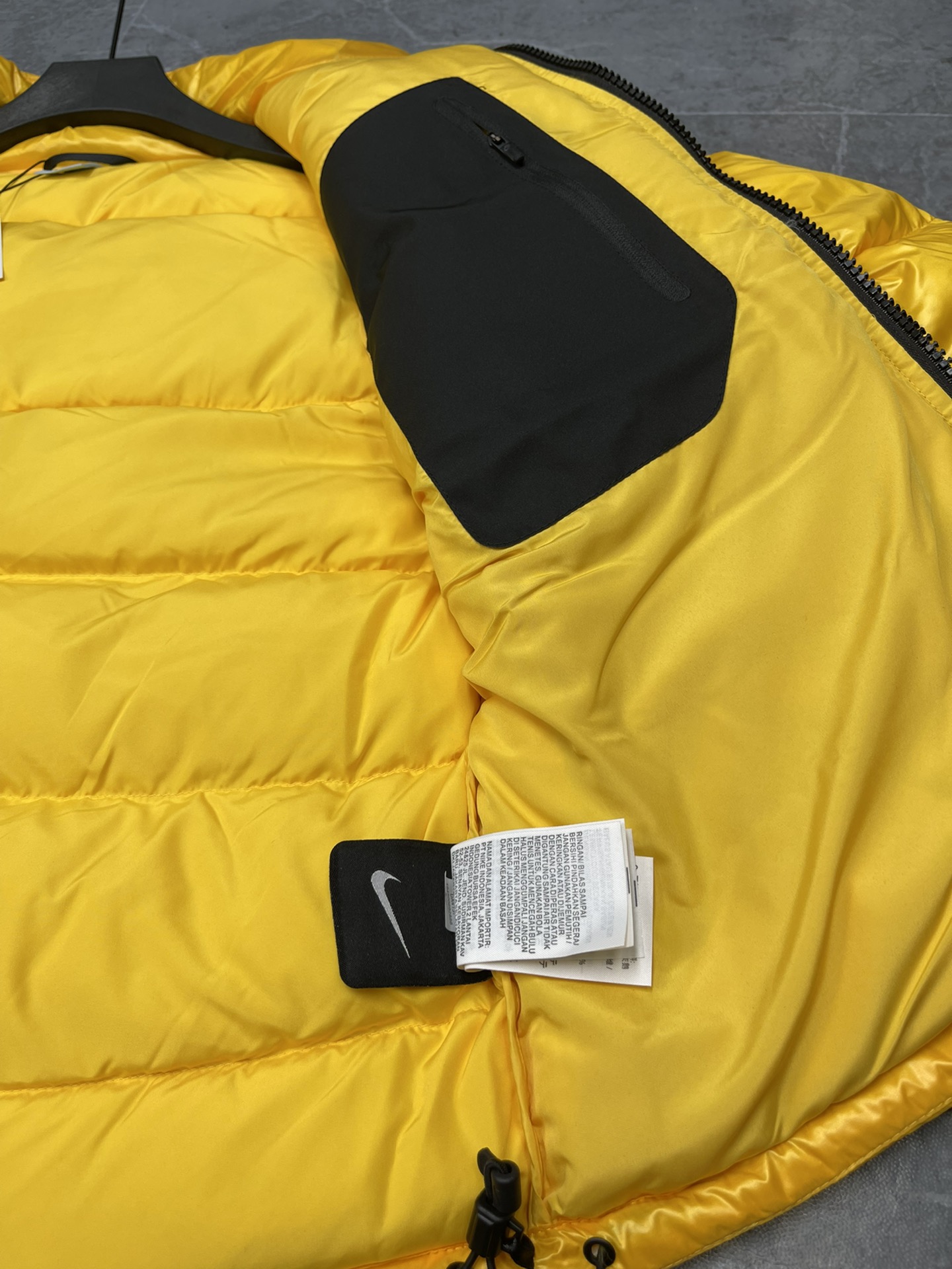 💰390 🔥Nike x Drake Nocta 系列联名立领公鸭羽绒服，王一博同款，
充绒达480克 ，定制YKK拉链，拉链带锁扣，（注意⚠️防伪扣拆下不退换‼️‼️）
所有细节全部到位！从拉链到印花，到后领标、主标、树胶logo！完全一比一订制！
颜色：黑色 黄色
尺码：  S    M    L   XL
衣长： 63  65  67  69
胸围：116 119 122 126
肩宽：47.5 49  50  51
袖长： 66  68  69  70