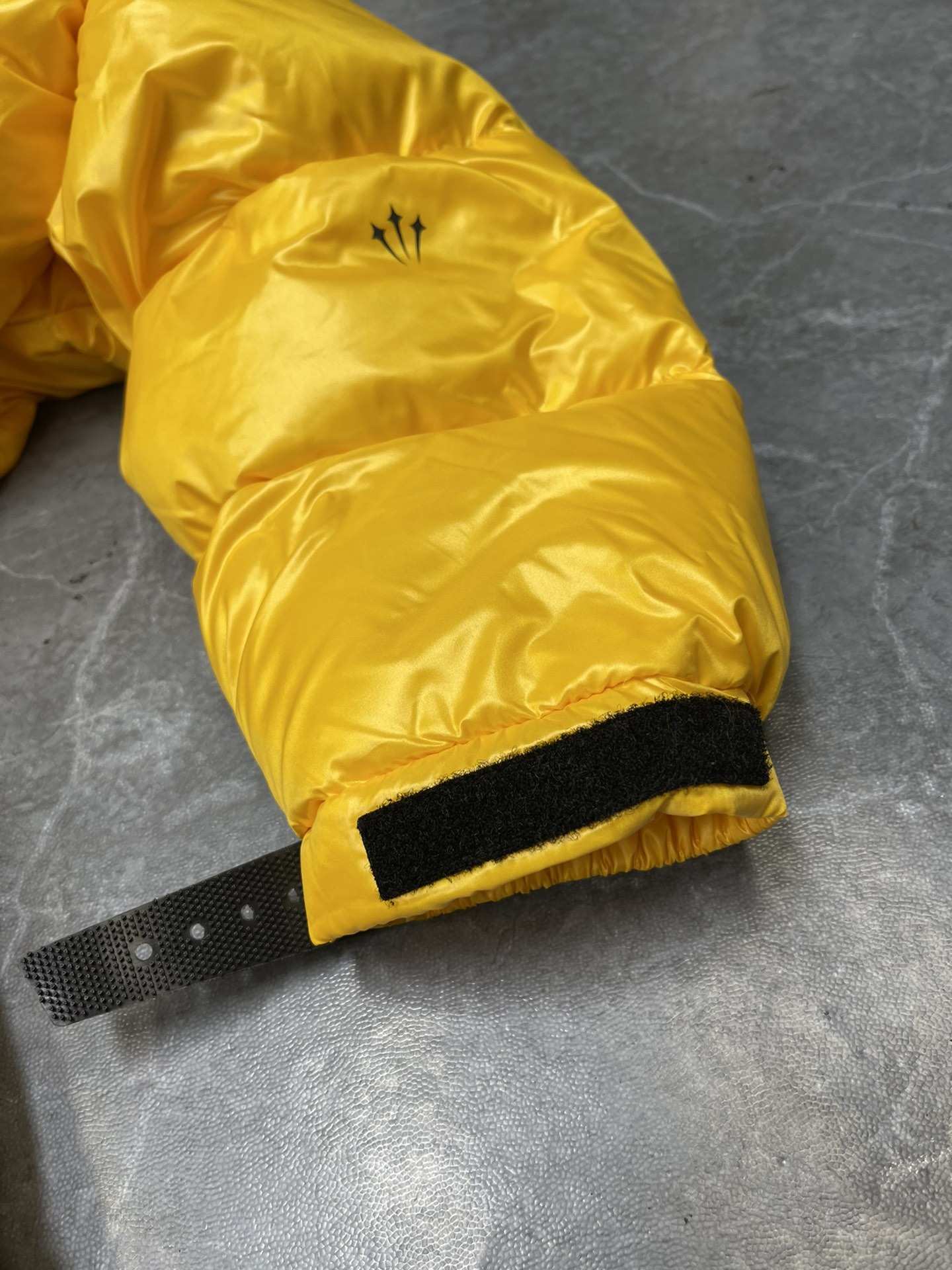 💰390 🔥Nike x Drake Nocta 系列联名立领公鸭羽绒服，王一博同款，
充绒达480克 ，定制YKK拉链，拉链带锁扣，（注意⚠️防伪扣拆下不退换‼️‼️）
所有细节全部到位！从拉链到印花，到后领标、主标、树胶logo！完全一比一订制！
颜色：黑色 黄色
尺码：  S    M    L   XL
衣长： 63  65  67  69
胸围：116 119 122 126
肩宽：47.5 49  50  51
袖长： 66  68  69  70