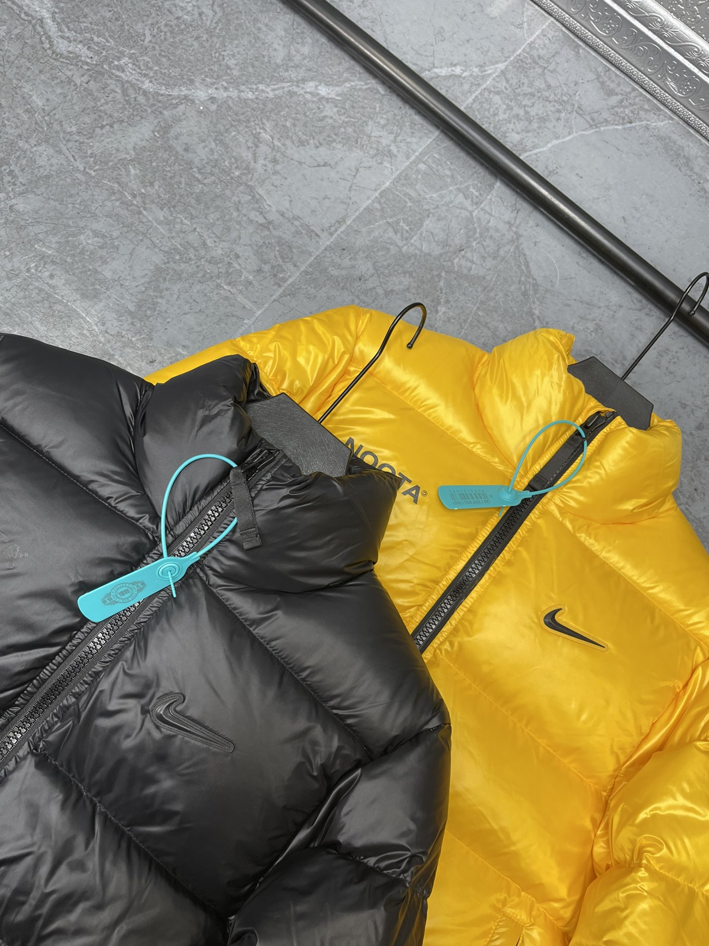 💰390 🔥Nike x Drake Nocta 系列联名立领公鸭羽绒服，王一博同款，
充绒达480克 ，定制YKK拉链，拉链带锁扣，（注意⚠️防伪扣拆下不退换‼️‼️）
所有细节全部到位！从拉链到印花，到后领标、主标、树胶logo！完全一比一订制！
颜色：黑色 黄色
尺码：  S    M    L   XL
衣长： 63  65  67  69
胸围：116 119 122 126
肩宽：47.5 49  50  51
袖长： 66  68  69  70