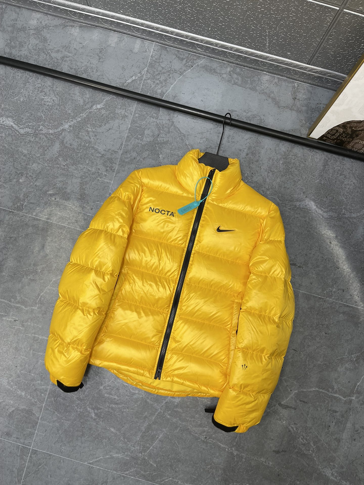 💰390 🔥Nike x Drake Nocta 系列联名立领公鸭羽绒服，王一博同款，
充绒达480克 ，定制YKK拉链，拉链带锁扣，（注意⚠️防伪扣拆下不退换‼️‼️）
所有细节全部到位！从拉链到印花，到后领标、主标、树胶logo！完全一比一订制！
颜色：黑色 黄色
尺码：  S    M    L   XL
衣长： 63  65  67  69
胸围：116 119 122 126
肩宽：47.5 49  50  51
袖长： 66  68  69  70