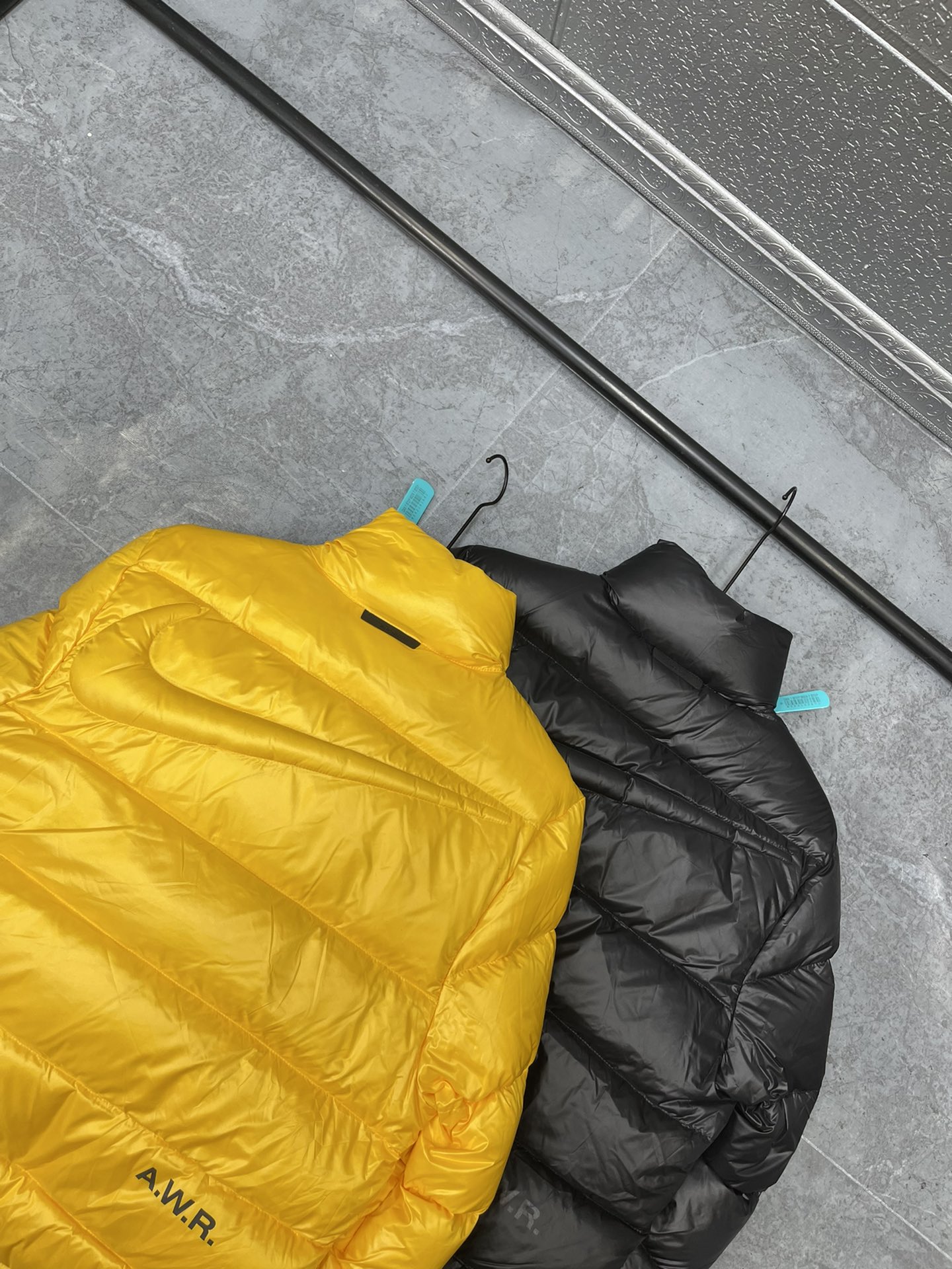 💰390 🔥Nike x Drake Nocta 系列联名立领公鸭羽绒服，王一博同款，
充绒达480克 ，定制YKK拉链，拉链带锁扣，（注意⚠️防伪扣拆下不退换‼️‼️）
所有细节全部到位！从拉链到印花，到后领标、主标、树胶logo！完全一比一订制！
颜色：黑色 黄色
尺码：  S    M    L   XL
衣长： 63  65  67  69
胸围：116 119 122 126
肩宽：47.5 49  50  51
袖长： 66  68  69  70