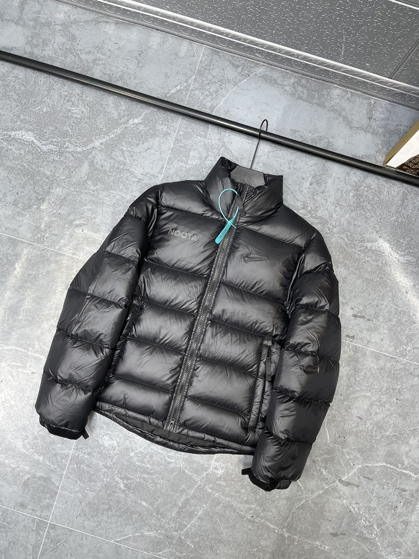 💰390 🔥Nike x Drake Nocta 系列联名立领公鸭羽绒服，王一博同款，
充绒达480克 ，定制YKK拉链，拉链带锁扣，（注意⚠️防伪扣拆下不退换‼️‼️）
所有细节全部到位！从拉链到印花，到后领标、主标、树胶logo！完全一比一订制！
颜色：黑色 黄色
尺码：  S    M    L   XL
衣长： 63  65  67  69
胸围：116 119 122 126
肩宽：47.5 49  50  51
袖长： 66  68  69  70