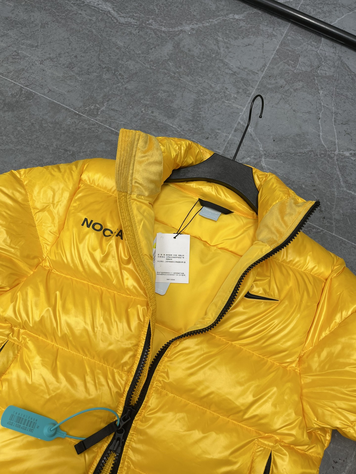 💰390 🔥Nike x Drake Nocta 系列联名立领公鸭羽绒服，王一博同款，
充绒达480克 ，定制YKK拉链，拉链带锁扣，（注意⚠️防伪扣拆下不退换‼️‼️）
所有细节全部到位！从拉链到印花，到后领标、主标、树胶logo！完全一比一订制！
颜色：黑色 黄色
尺码：  S    M    L   XL
衣长： 63  65  67  69
胸围：116 119 122 126
肩宽：47.5 49  50  51
袖长： 66  68  69  70