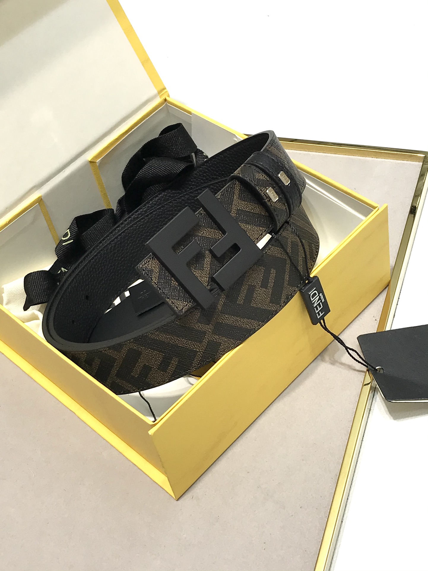 Fendi 品质 免税包装 𝕎𝕚𝕕𝕥𝕙：𝟯 𝟴𝗰𝗺 芬迪 FENDI 支持𝐍𝐅𝐂防伪识别