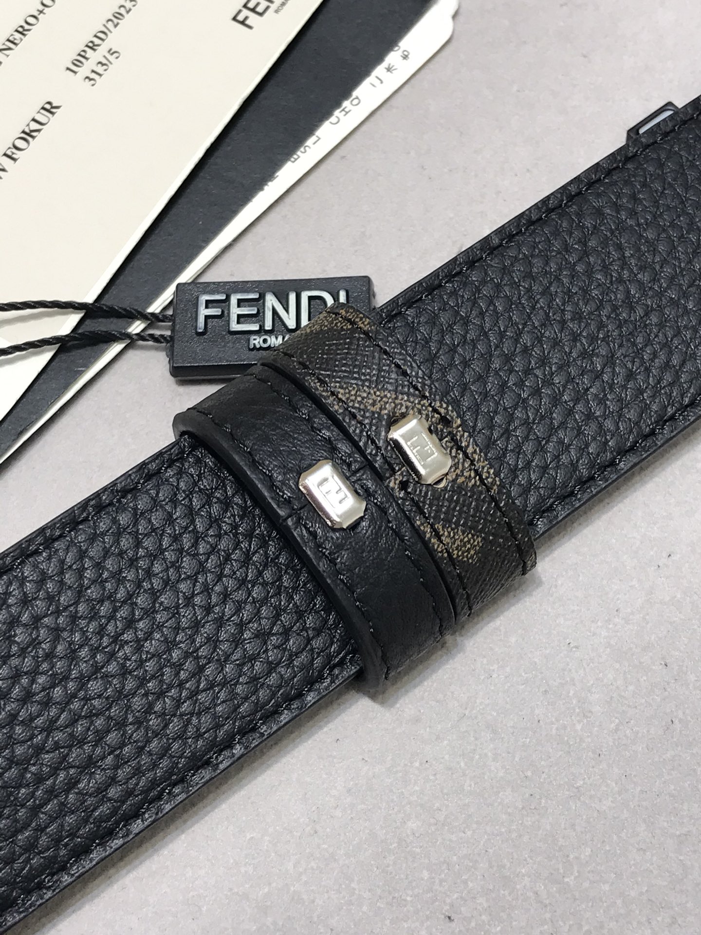 Fendi 品质 免税包装 𝕎𝕚𝕕𝕥𝕙：𝟯 𝟴𝗰𝗺 芬迪 FENDI 支持𝐍𝐅𝐂防伪识别