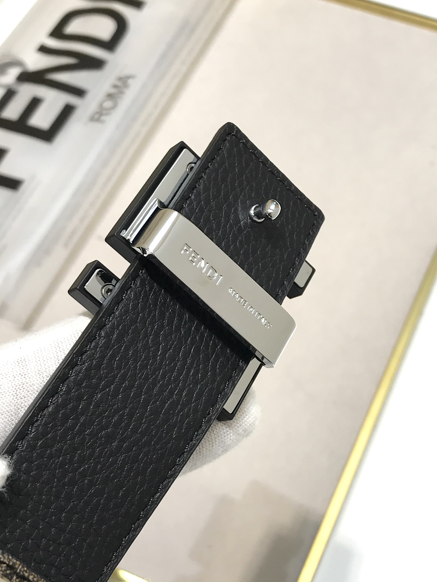 Fendi 品质 免税包装 𝕎𝕚𝕕𝕥𝕙：𝟯 𝟴𝗰𝗺 芬迪 FENDI 支持𝐍𝐅𝐂防伪识别