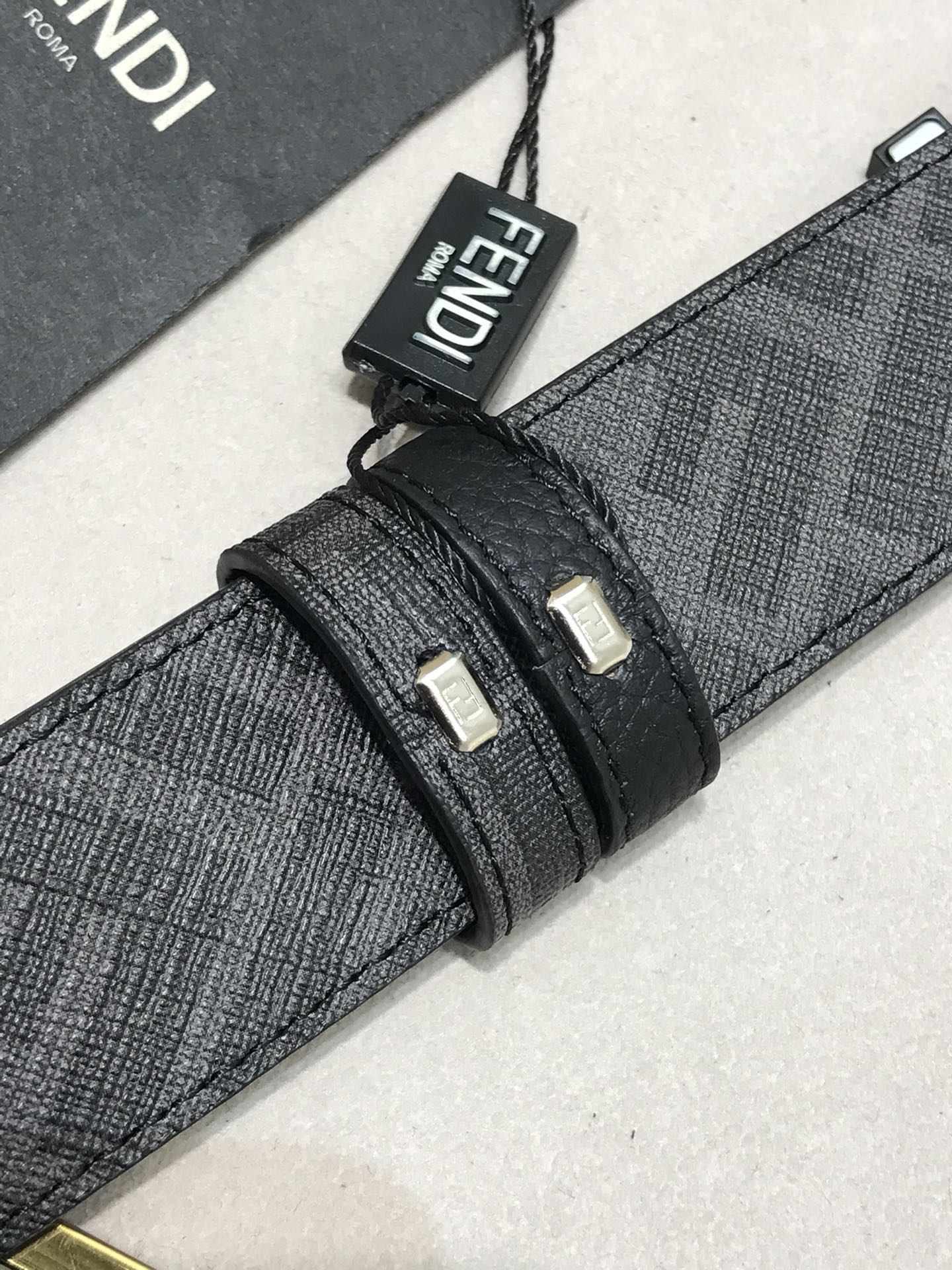 Fendi 品质 免税包装 𝕎𝕚𝕕𝕥𝕙：𝟯 𝟴𝗰𝗺 芬迪 FENDI 支持𝐍𝐅𝐂防伪识别