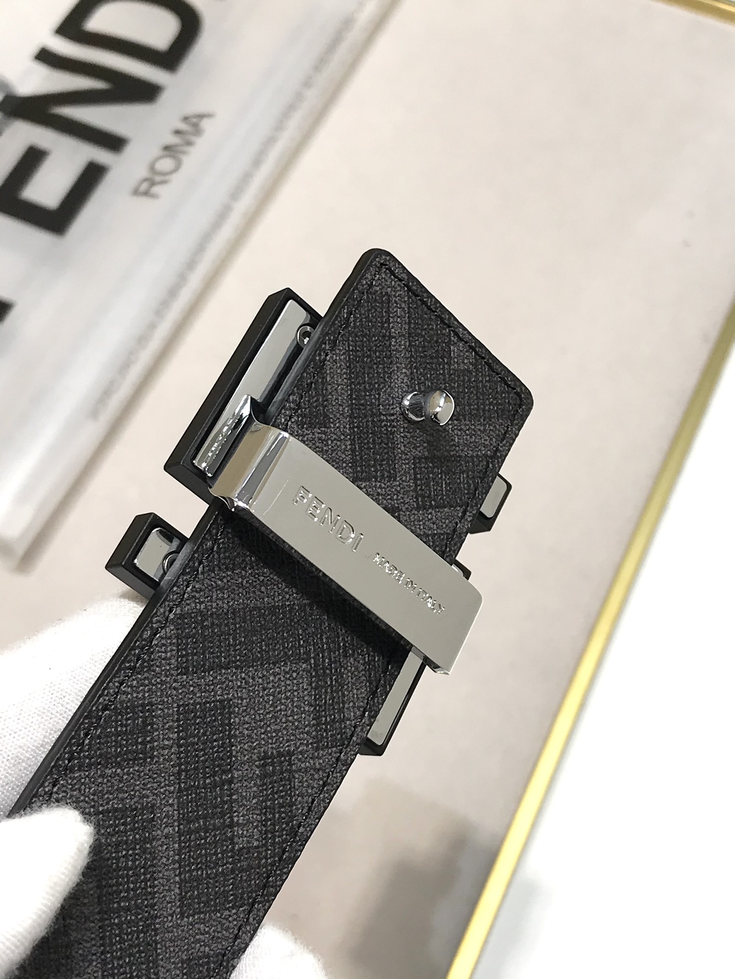 Fendi 品质 免税包装 𝕎𝕚𝕕𝕥𝕙：𝟯 𝟴𝗰𝗺 芬迪 FENDI 支持𝐍𝐅𝐂防伪识别