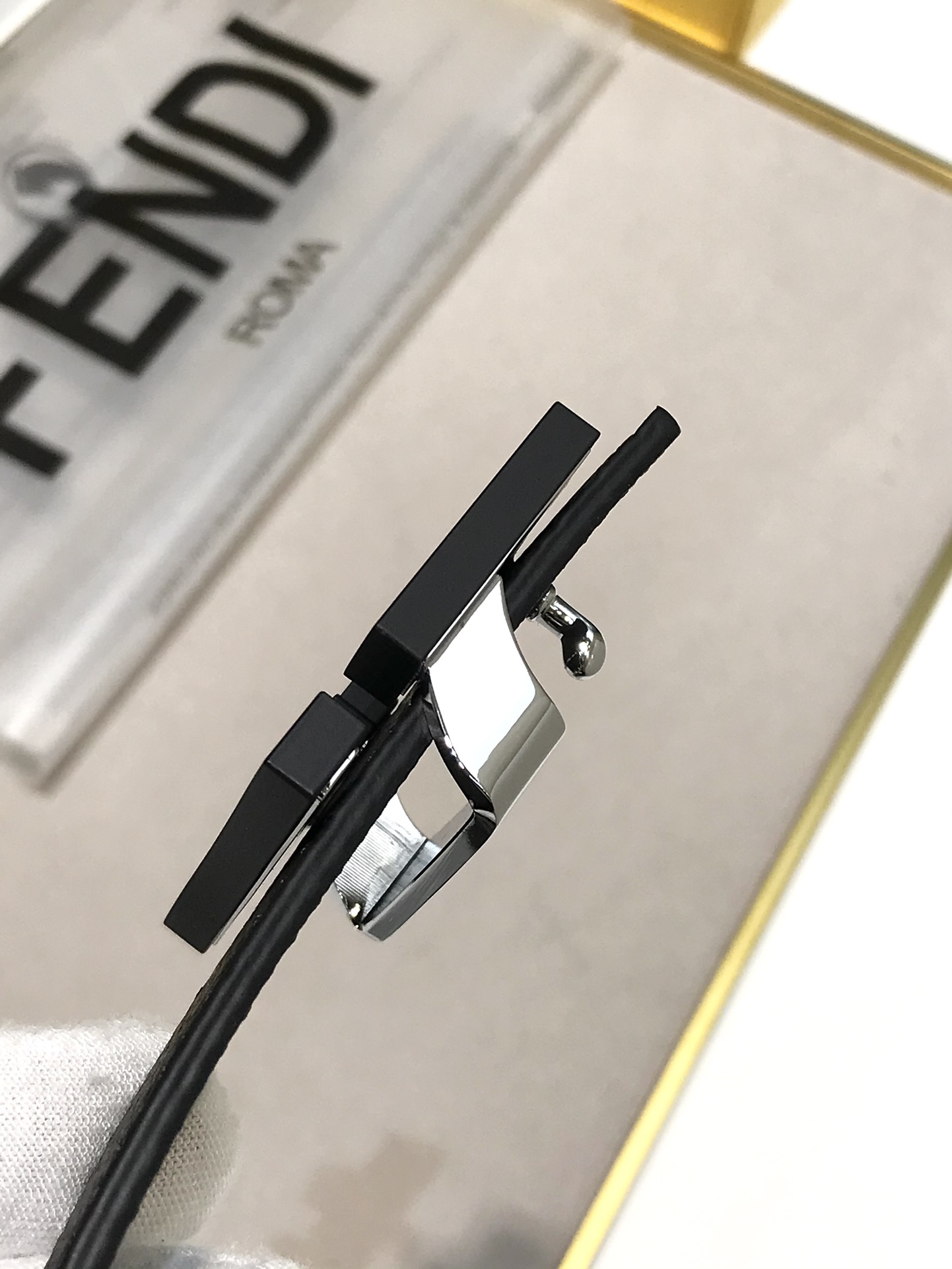Fendi 品质 免税包装 𝕎𝕚𝕕𝕥𝕙：𝟯 𝟴𝗰𝗺 芬迪 FENDI 支持𝐍𝐅𝐂防伪识别