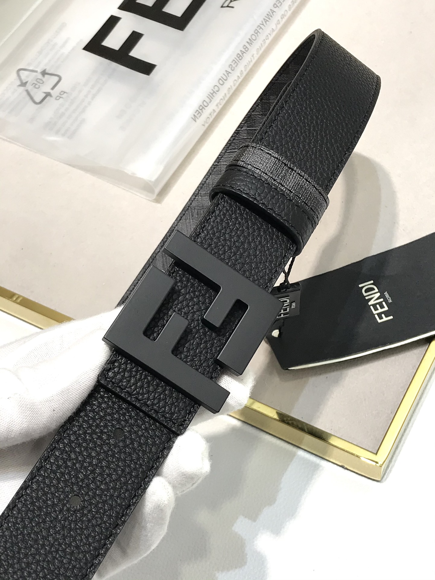 Fendi 品质 免税包装 𝕎𝕚𝕕𝕥𝕙：𝟯 𝟴𝗰𝗺 芬迪 FENDI 支持𝐍𝐅𝐂防伪识别