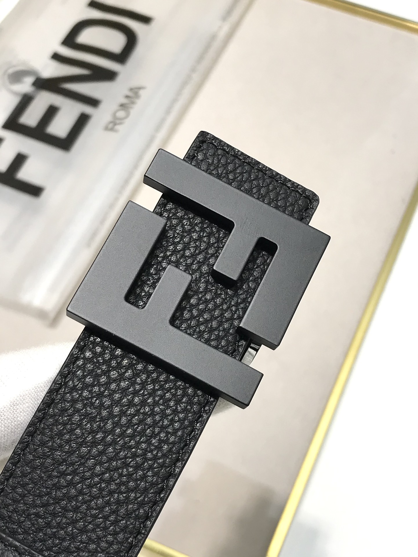 Fendi 品质 免税包装 𝕎𝕚𝕕𝕥𝕙：𝟯 𝟴𝗰𝗺 芬迪 FENDI 支持𝐍𝐅𝐂防伪识别