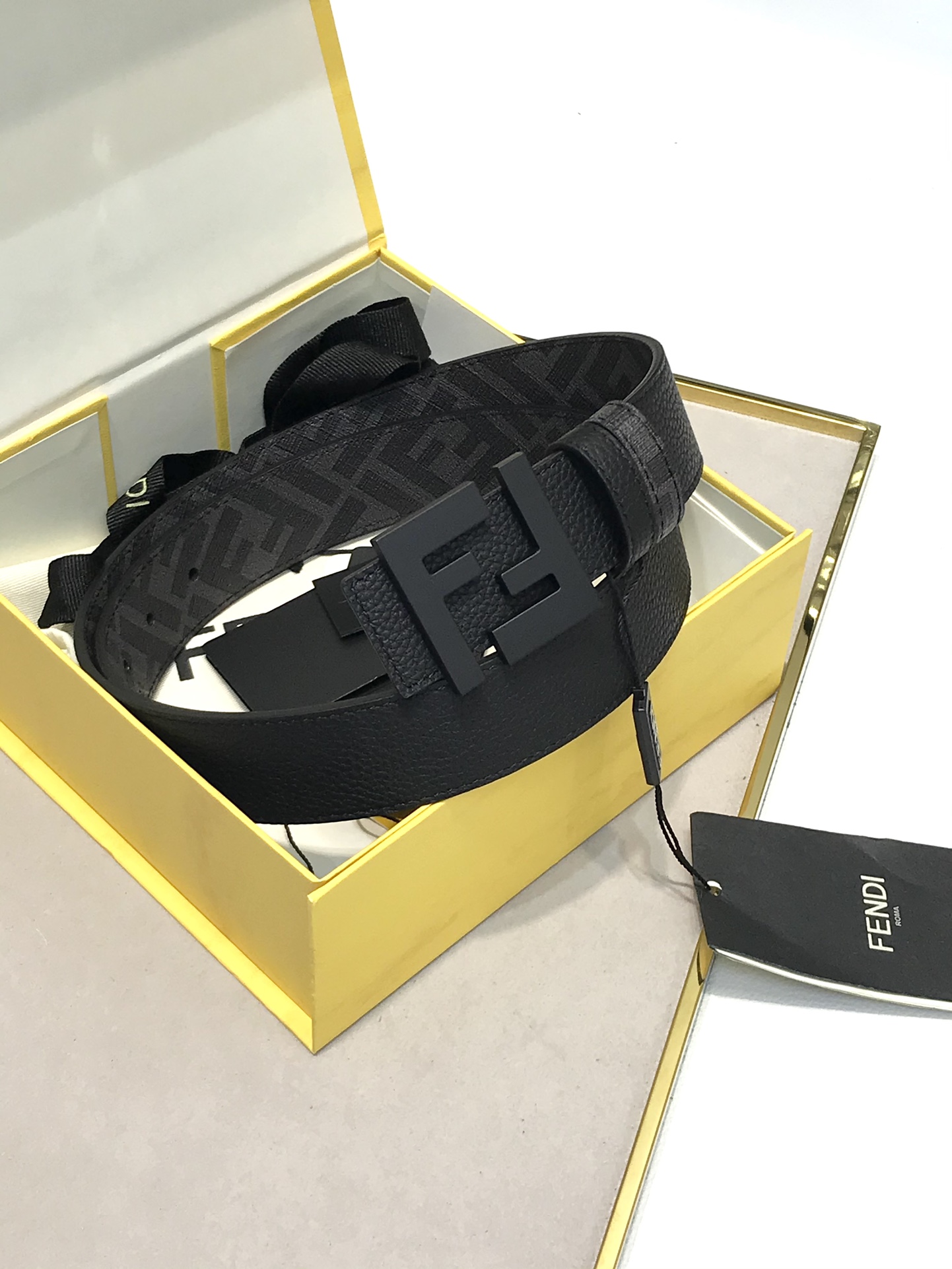 Fendi 品质 免税包装 𝕎𝕚𝕕𝕥𝕙：𝟯 𝟴𝗰𝗺 芬迪 FENDI 支持𝐍𝐅𝐂防伪识别