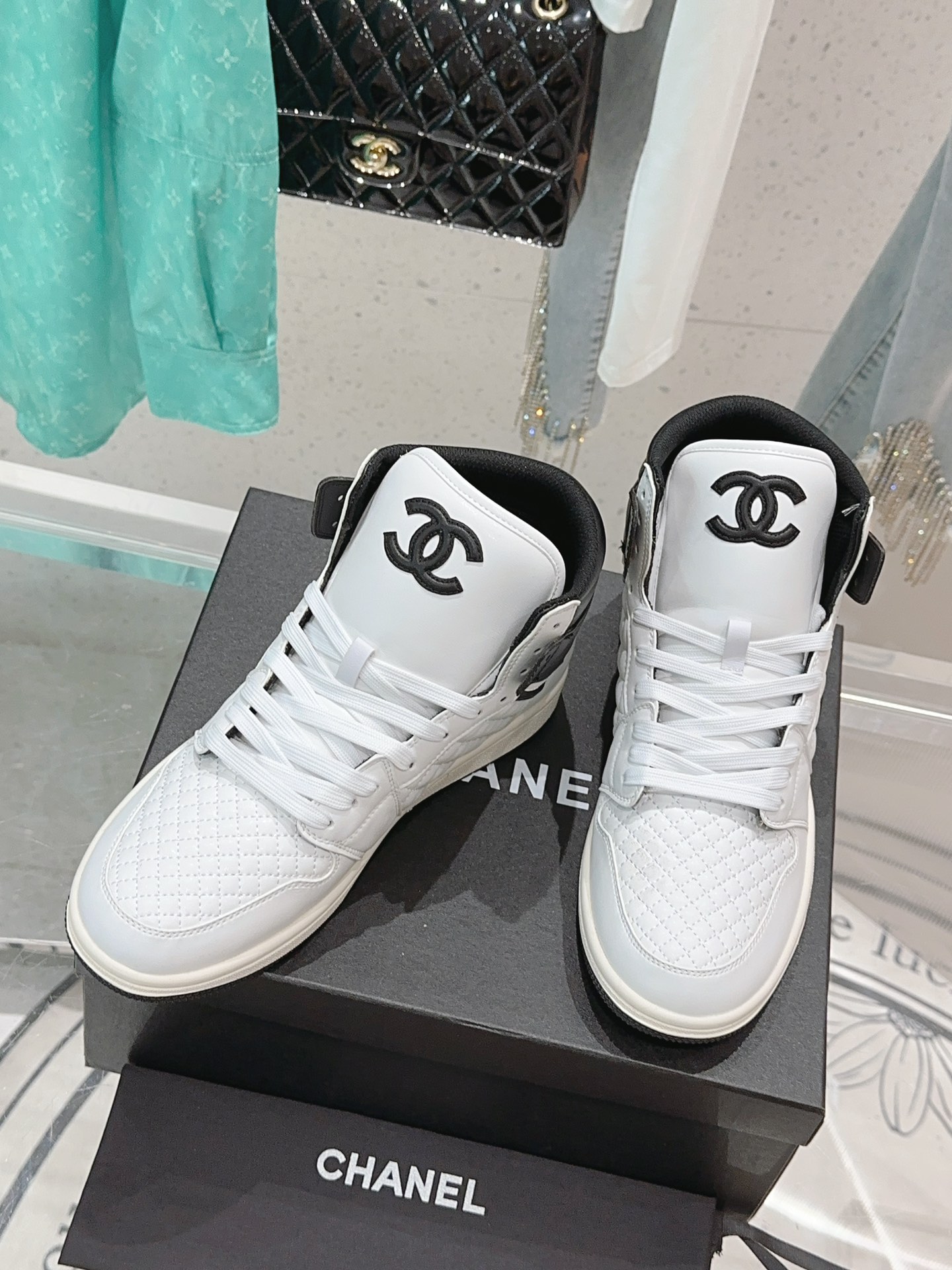 CHANEL x Nike Collaboration: Premium Quality Customized Sneakers Available in Various Sizes - 图片 2