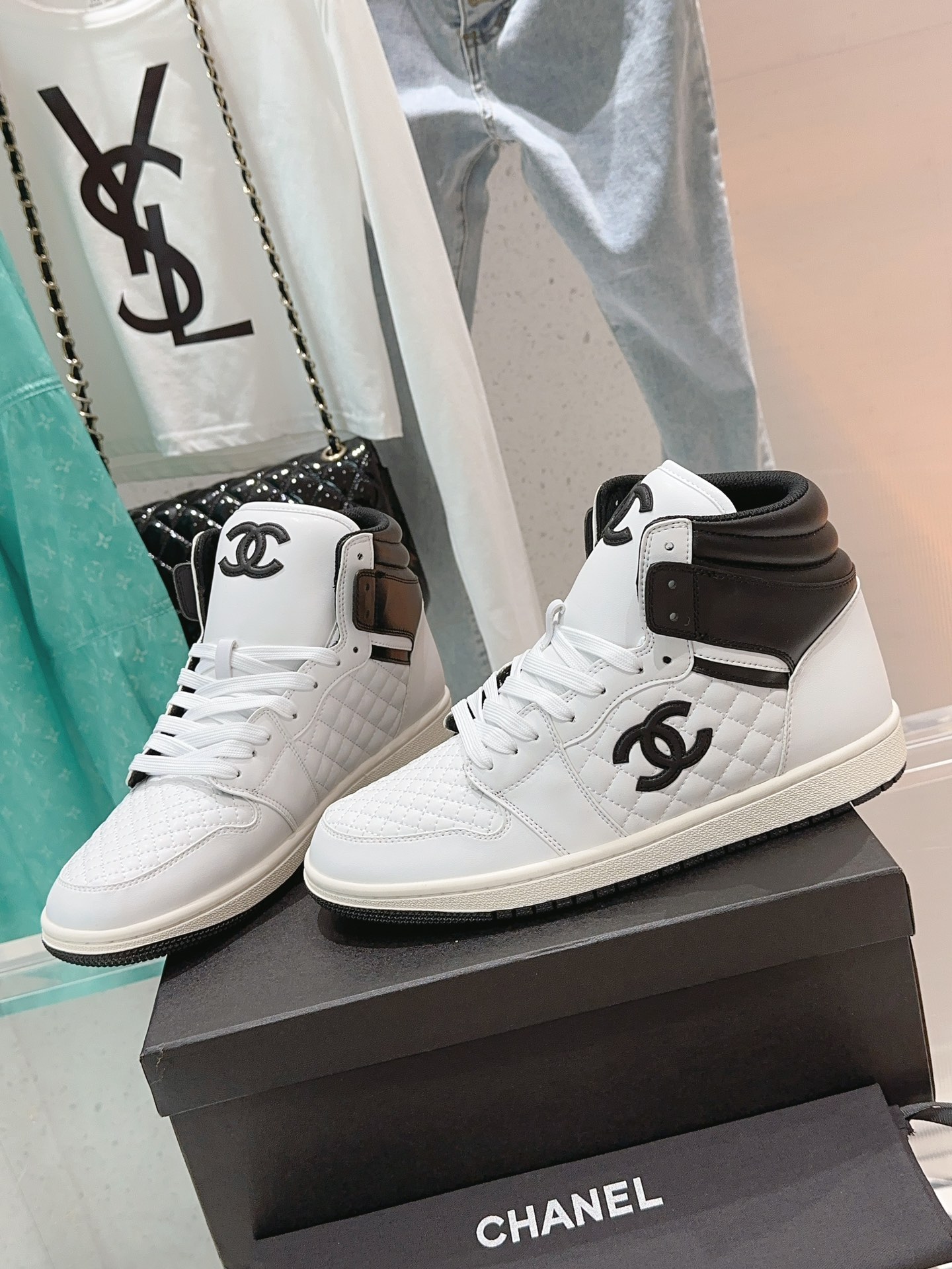 CHANEL x Nike Collaboration: Premium Quality Customized Sneakers Available in Various Sizes - 图片 4