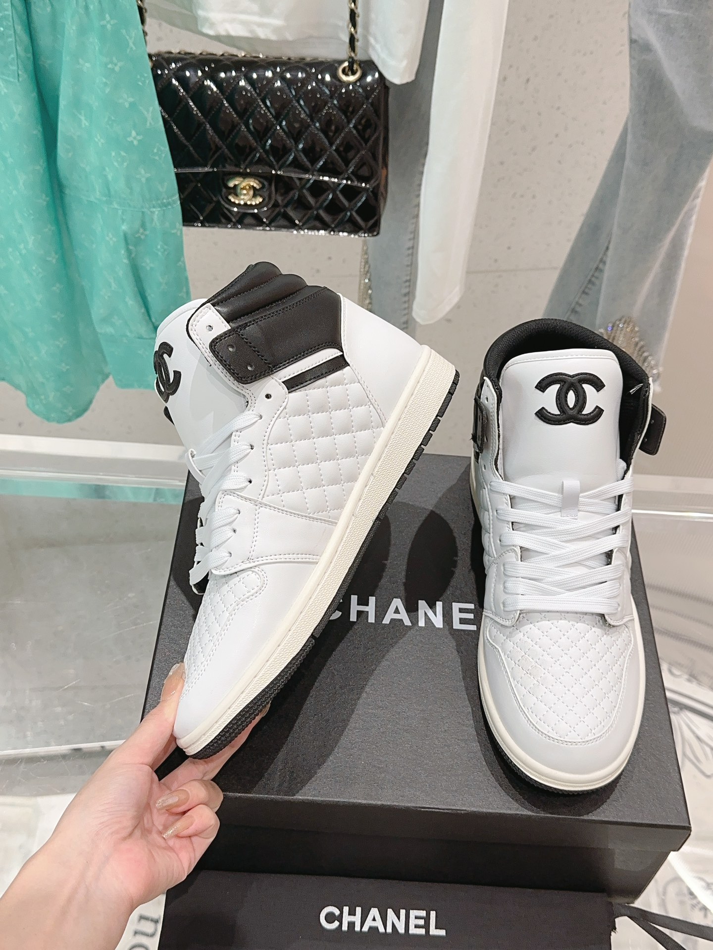 CHANEL x Nike Collaboration: Premium Quality Customized Sneakers Available in Various Sizes - 图片 5